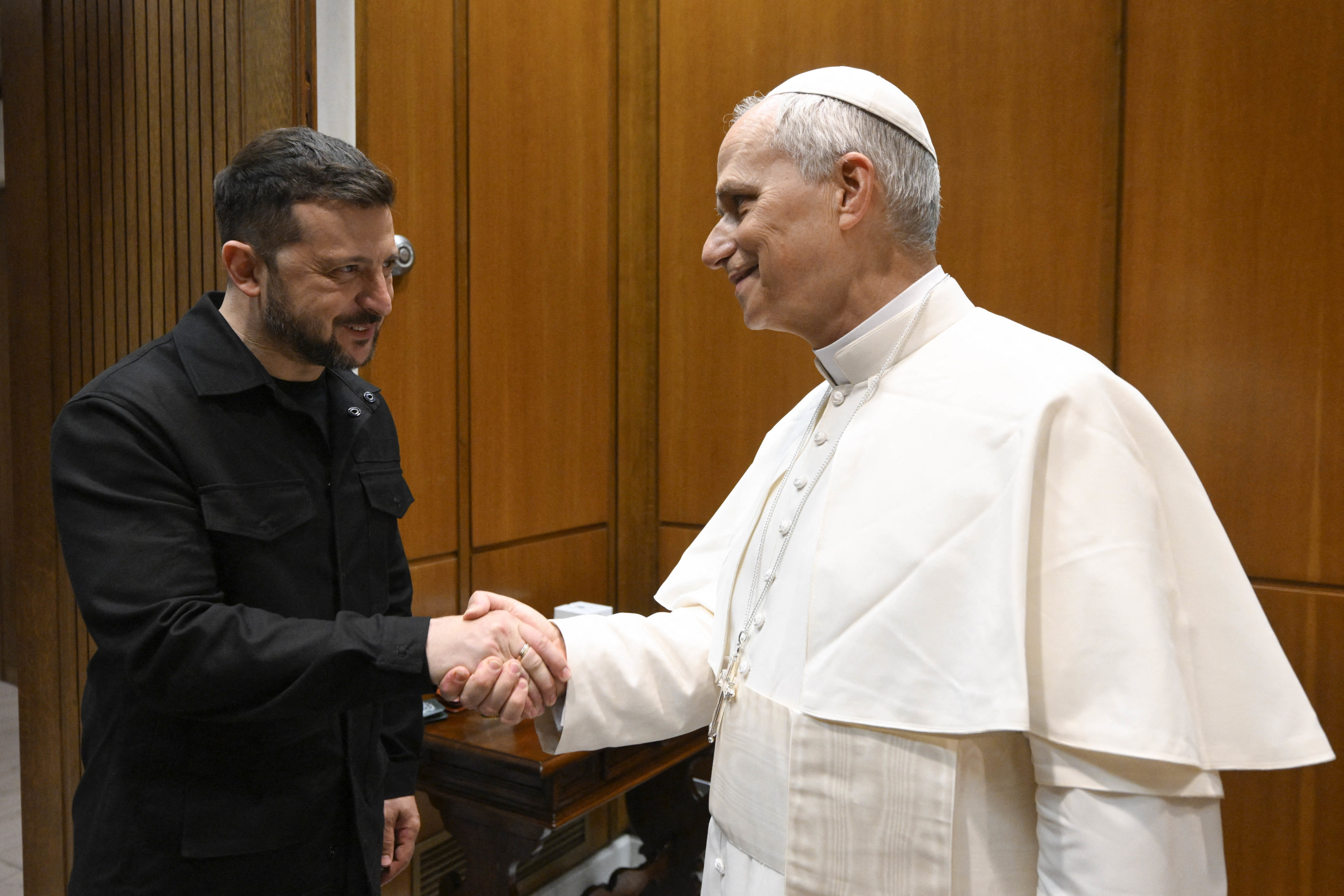 Le pape Léon XIV reçoit Volodymyr Zelensky : cette poignée de main extrêmement symbolique