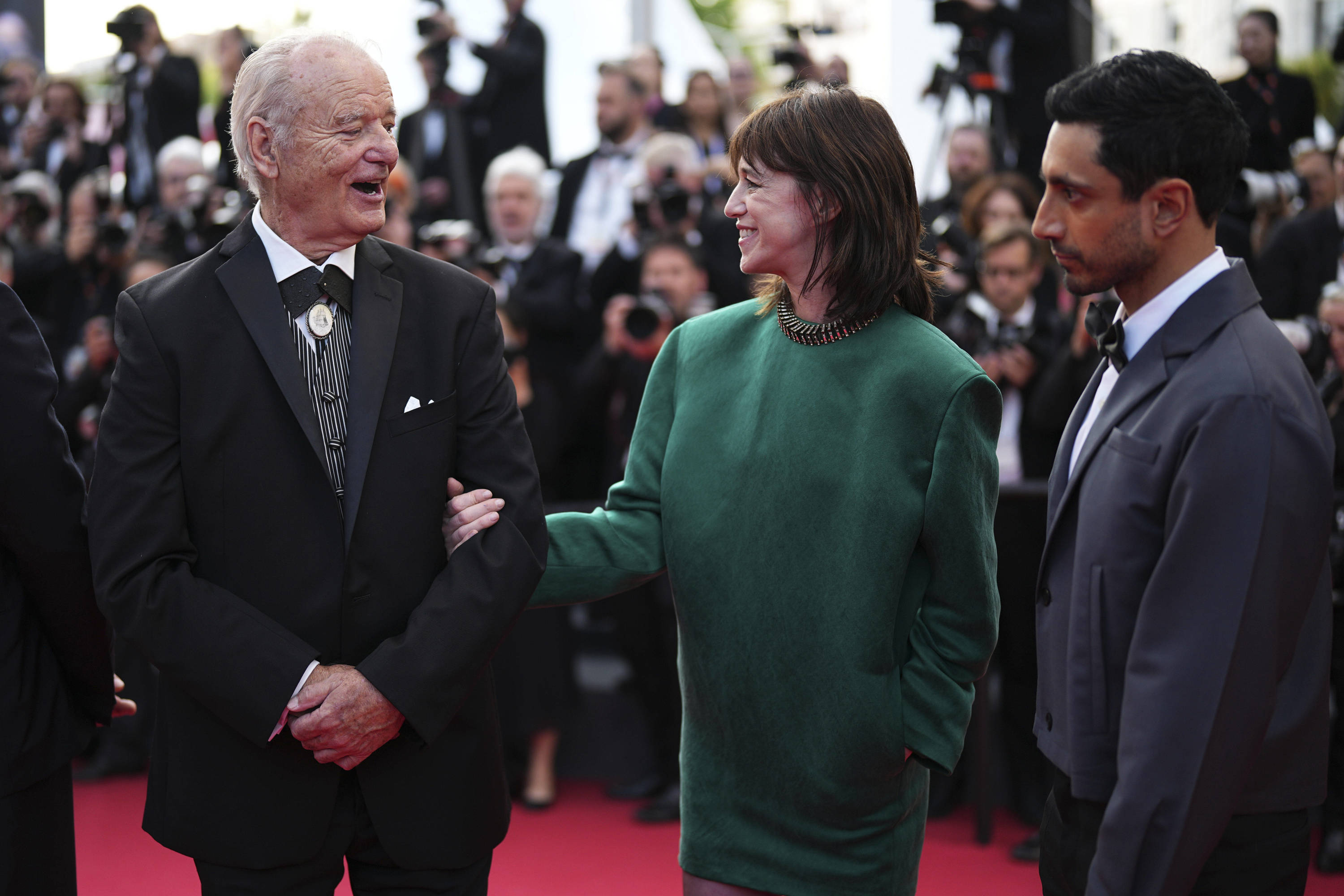 Charlotte Gainsbourg en robe extra-courte verte, elle dévoile ses jambes interminables sur le tapis rouge