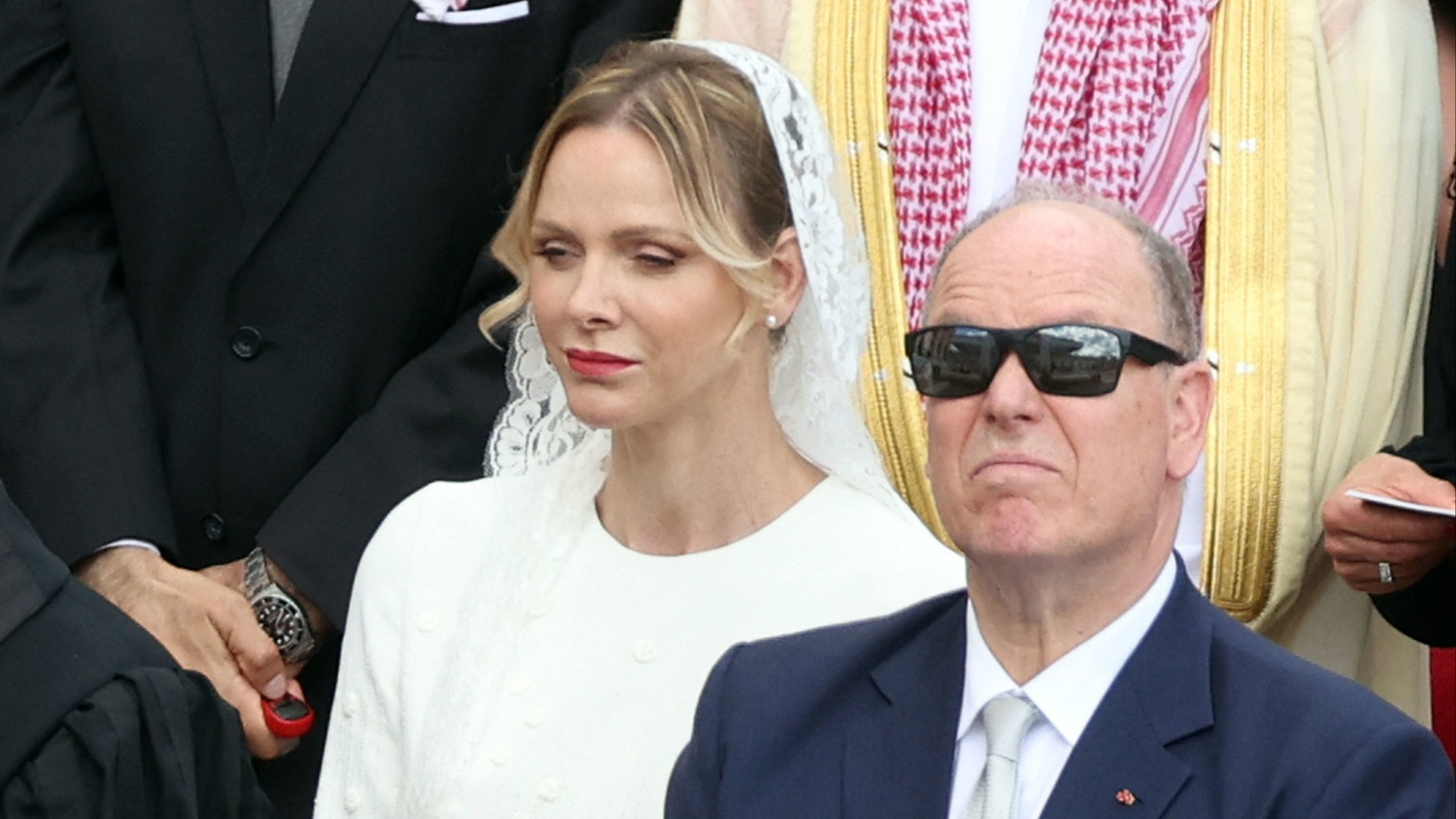 À genoux et les mains en prière, Charlene et Albert de Monaco partagent leur foi lors de la messe inaugurale du pape Léon XIV
