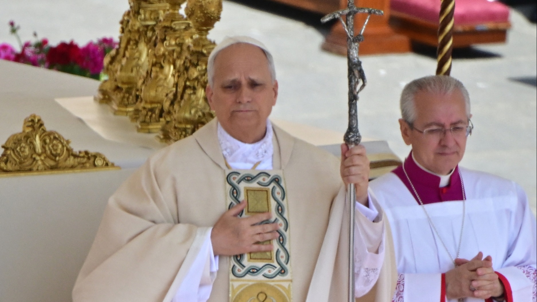 Le pape Léon XIV retient ses larmes, ce moment chargé d’émotion à la messe inaugurale