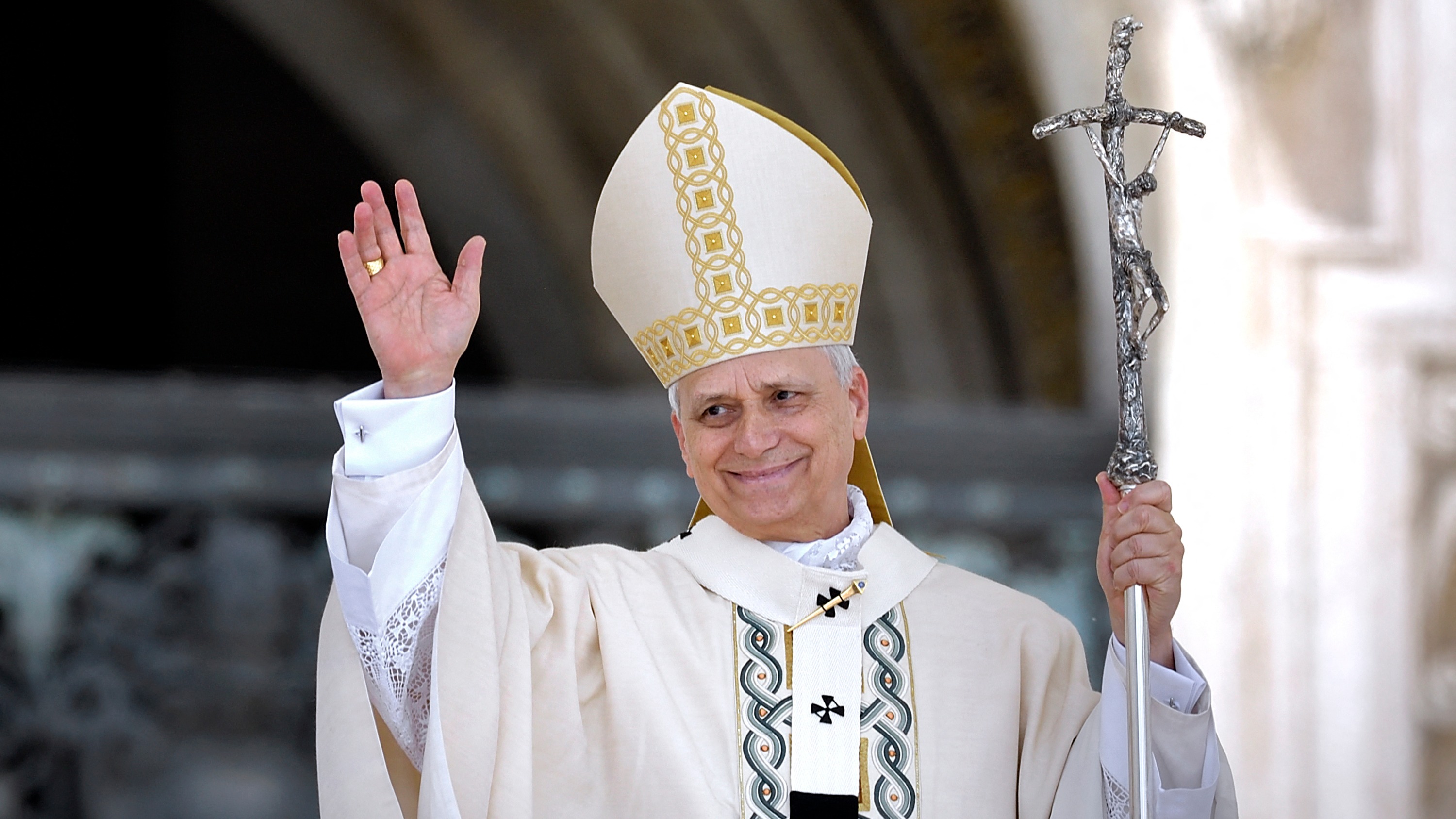 Le pape Léon XIV serre son frère dans ses bras : une image forte à la messe inaugurale