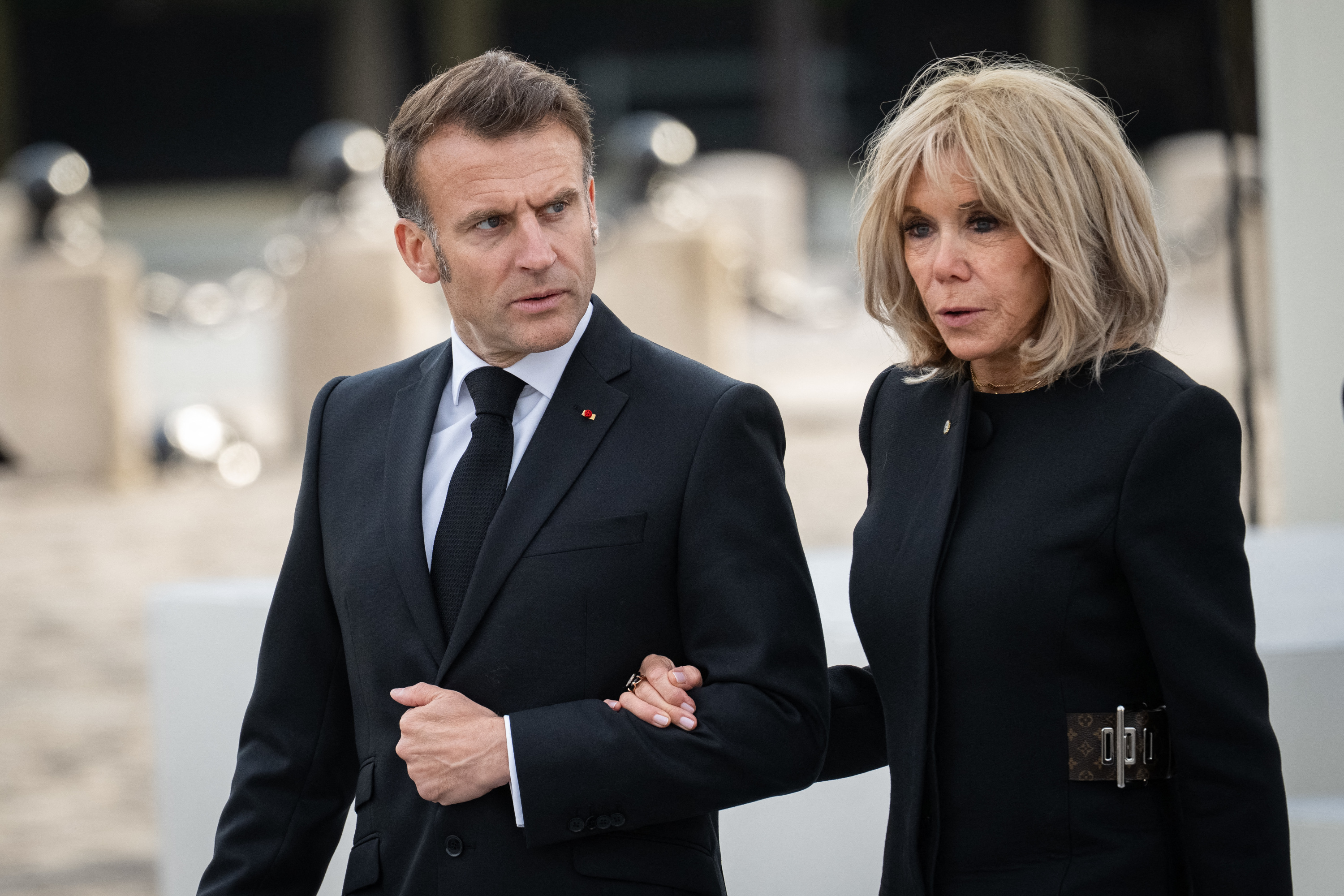 Brigitte et Emmanuel Macron accueillis par un dirigeant… en baskets : cette image en a surpris plus d’un !
