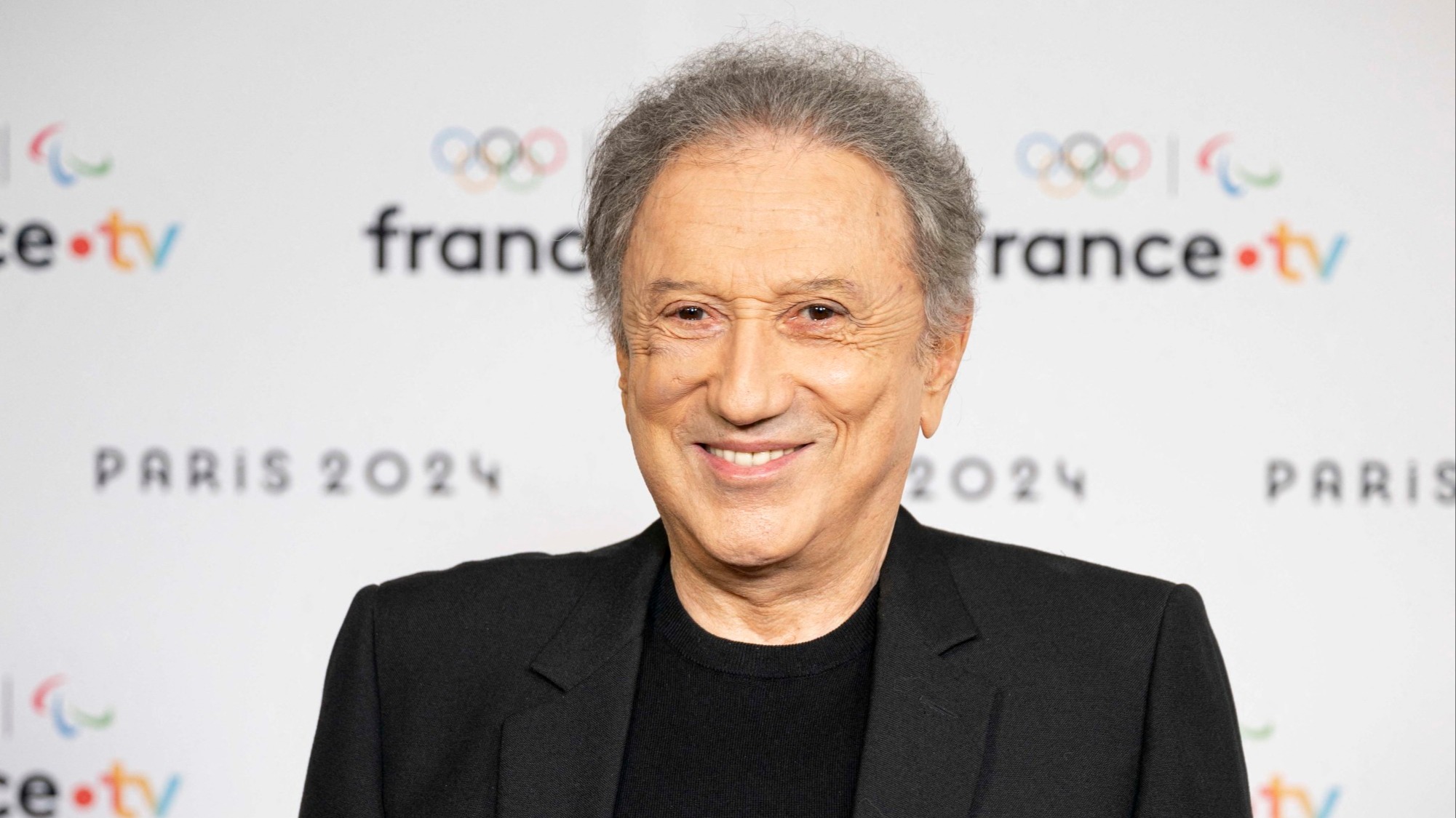 Michel Drucker assuré de rester à l’antenne malgré ses ennuis de santé : “Le vrai patron ici, c’est lui !”