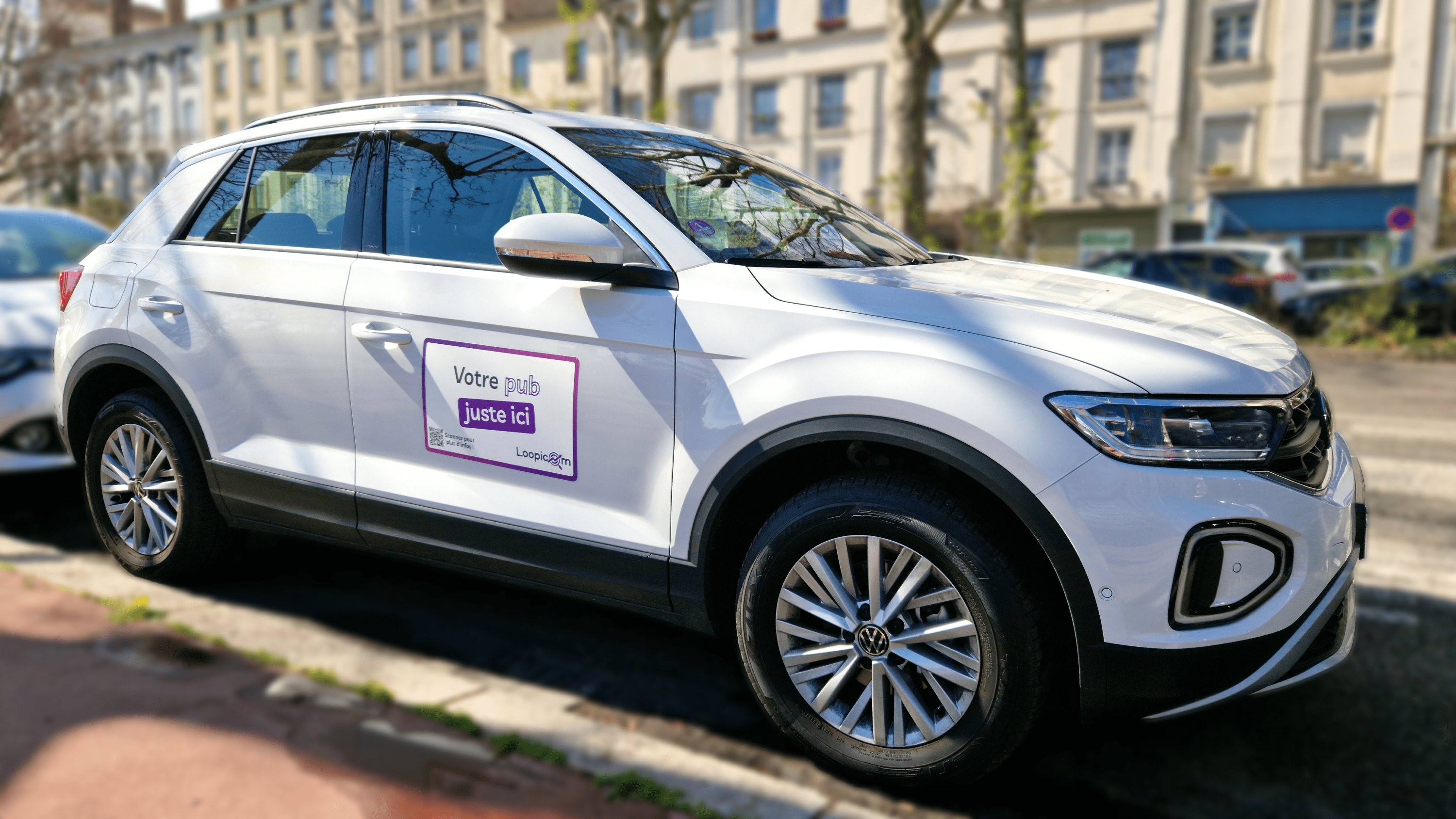 J’ai collé un autocollant publicitaire sur ma voiture, voici combien ça me rapporte chaque mois