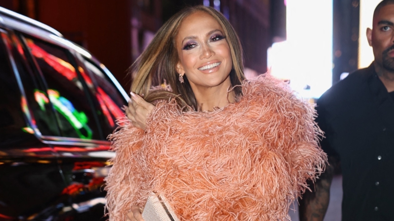 Loin du Festival de Cannes, Jennifer Lopez, 55 ans, apparaît fabuleuse dans une robe de soirée pêche