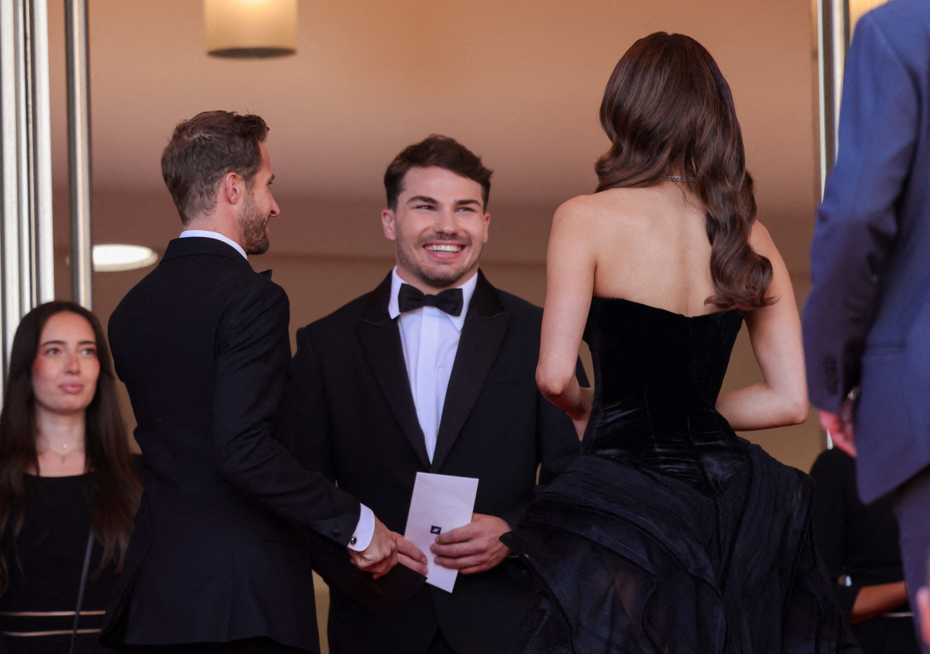 En vidéo, le câlin entre Antoine Dupont et Iris Mittenaere qui alimente les rumeurs