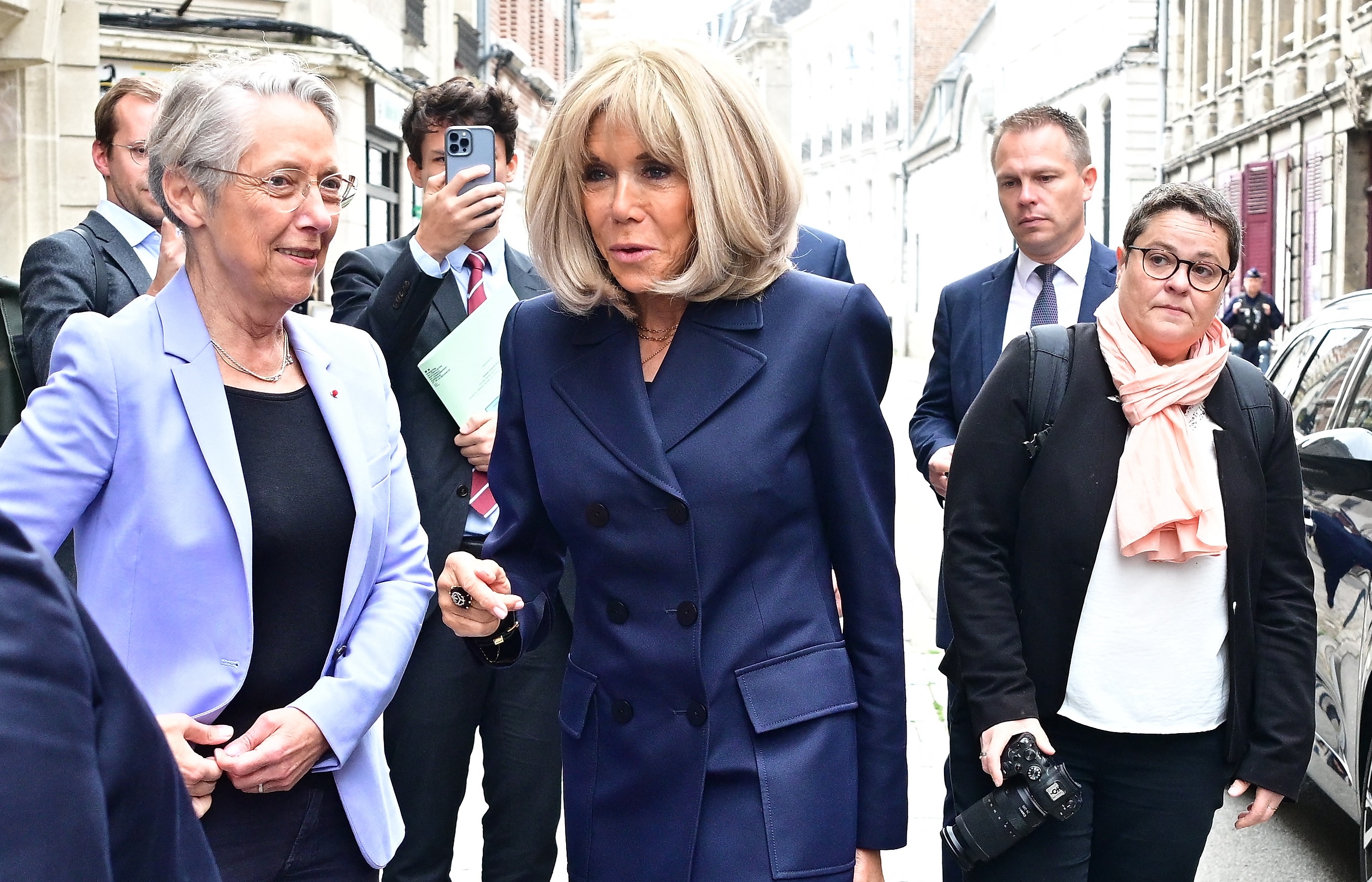 Sac de luxe, talons hauts et costume navy : Brigitte Macron, business woman chic pour une remise de prix