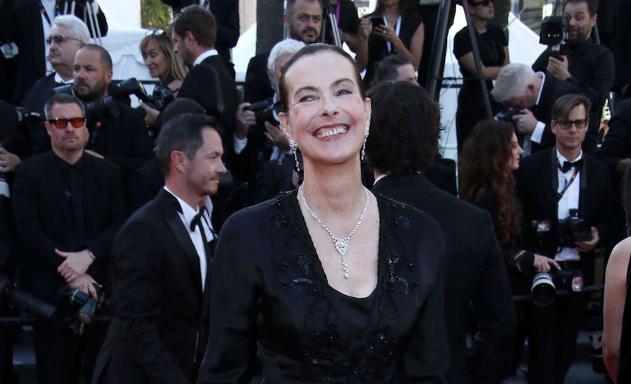 Parée de diamants, Carole Bouquet est éblouissante au Festival de Cannes : dans une robe noire grand soir, on ne voit qu’elle