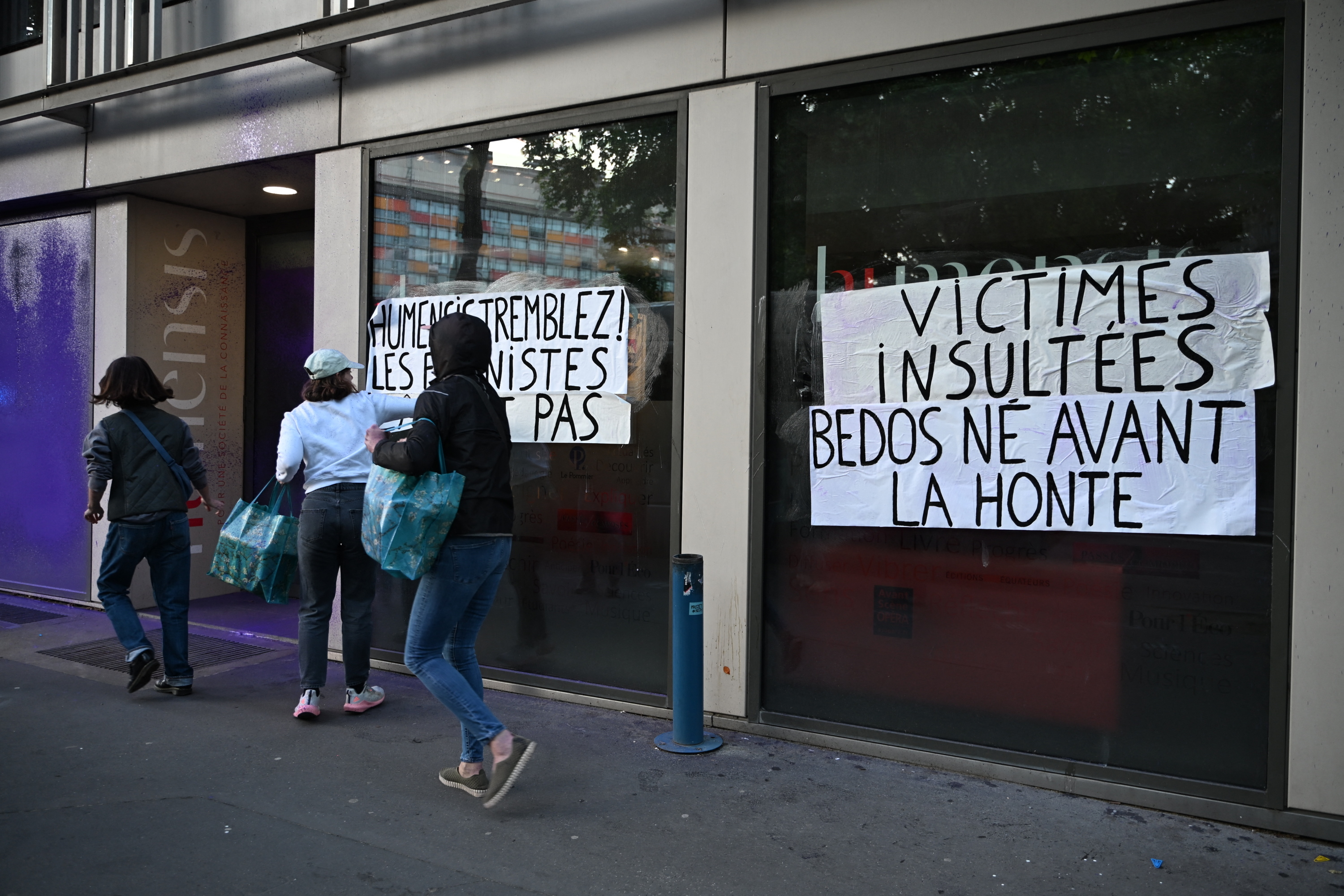 Un collectif féministe tapisse la façade de l’éditeur de Nicolas Bedos