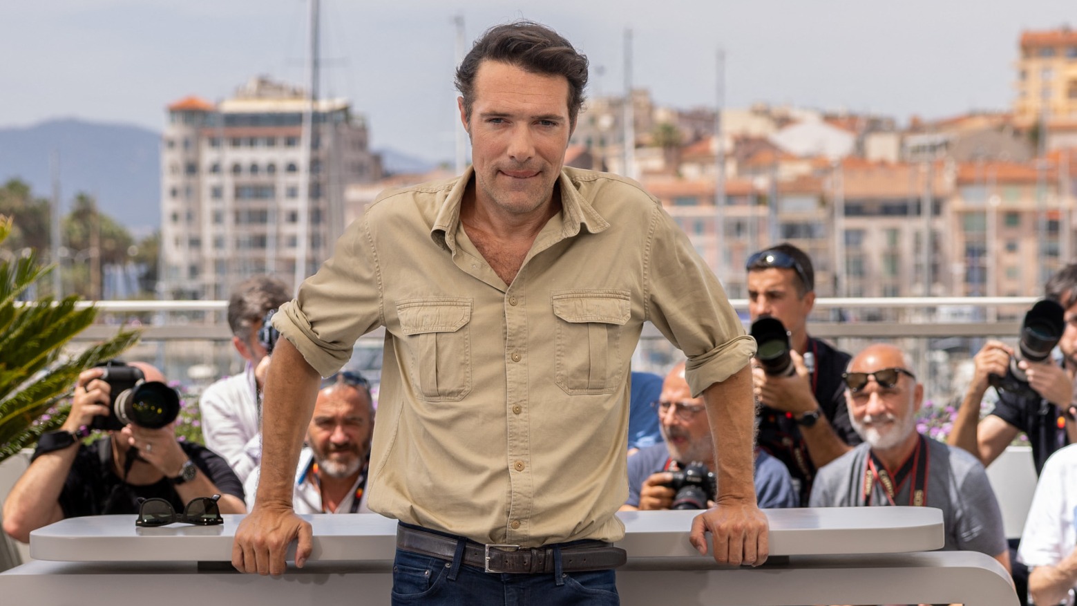 Nicolas Bedos face aux accusations, une ex célèbre vole à son secours : “Rien ni personne n’est parvenu à nous séparer”