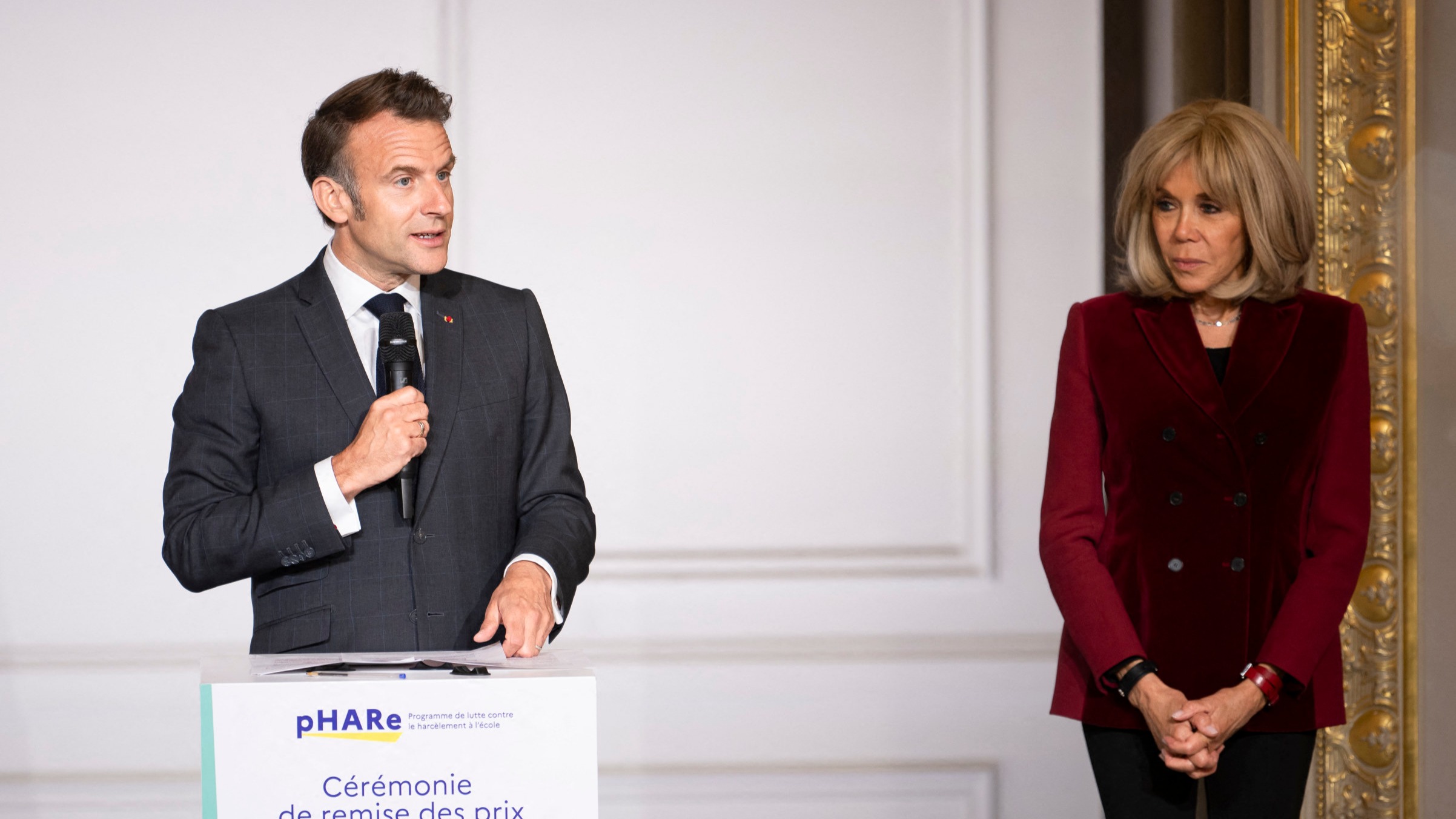 Brigitte et Emmanuel Macron aux côtés d’une célèbre animatrice : ils envoient un message fort depuis l’Élysée