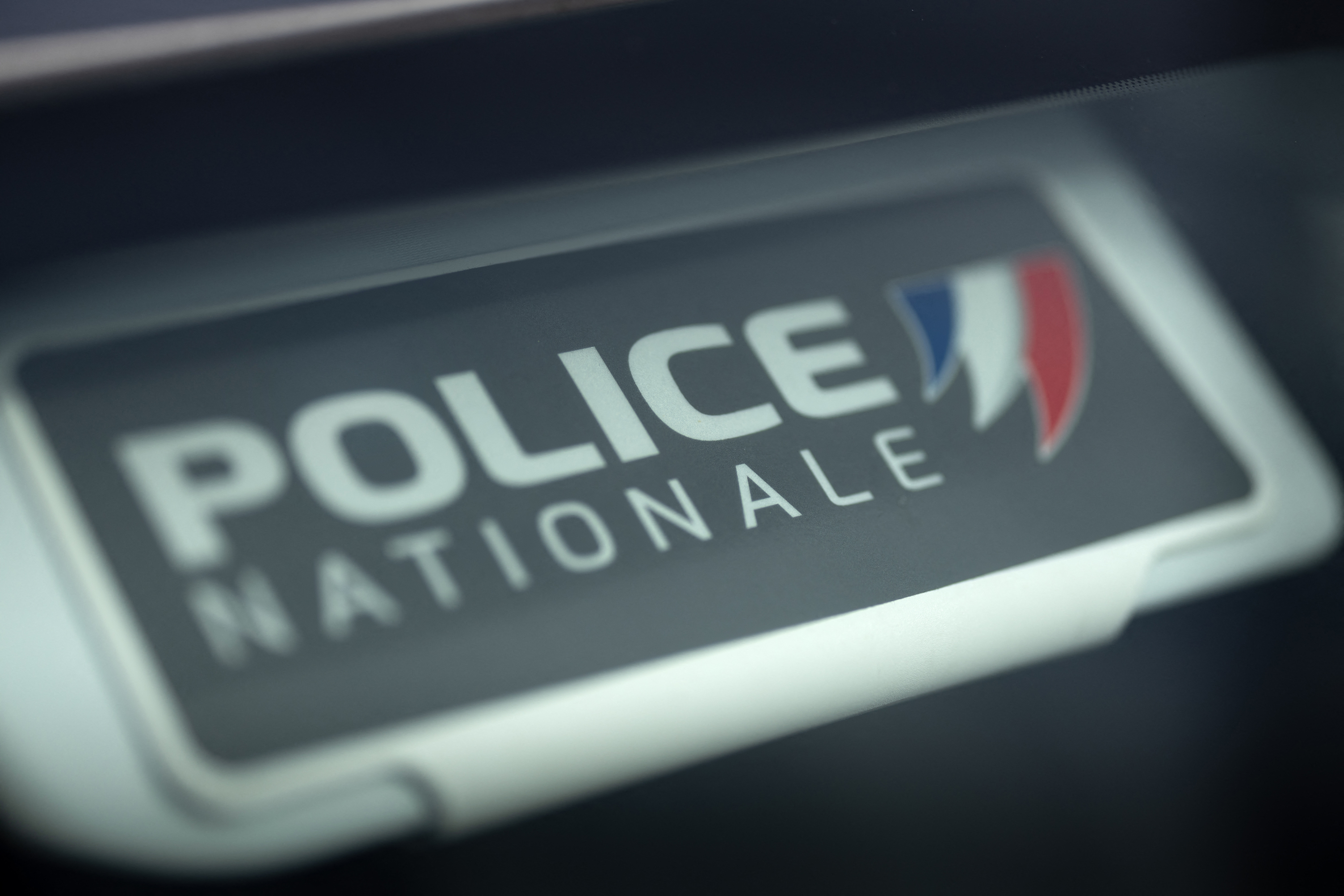 Saint-Denis : une mère boit la bouteille d’eau de son fils, elle meurt intoxiquée au GHB