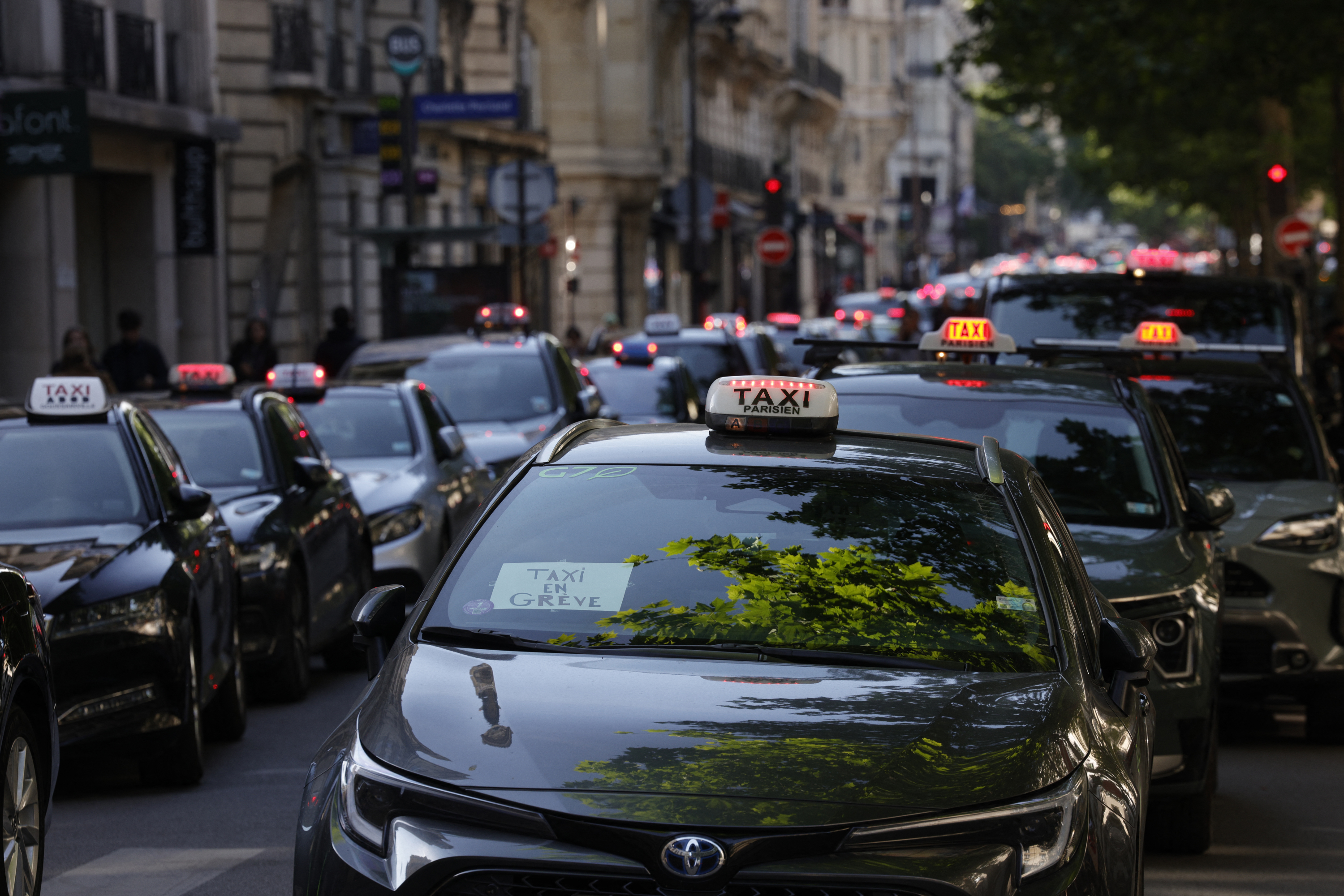 Les taxis ont mené un «mouvement statique» devant les aéroports Orly et Roissy-Charles de Gaulle ce lundi