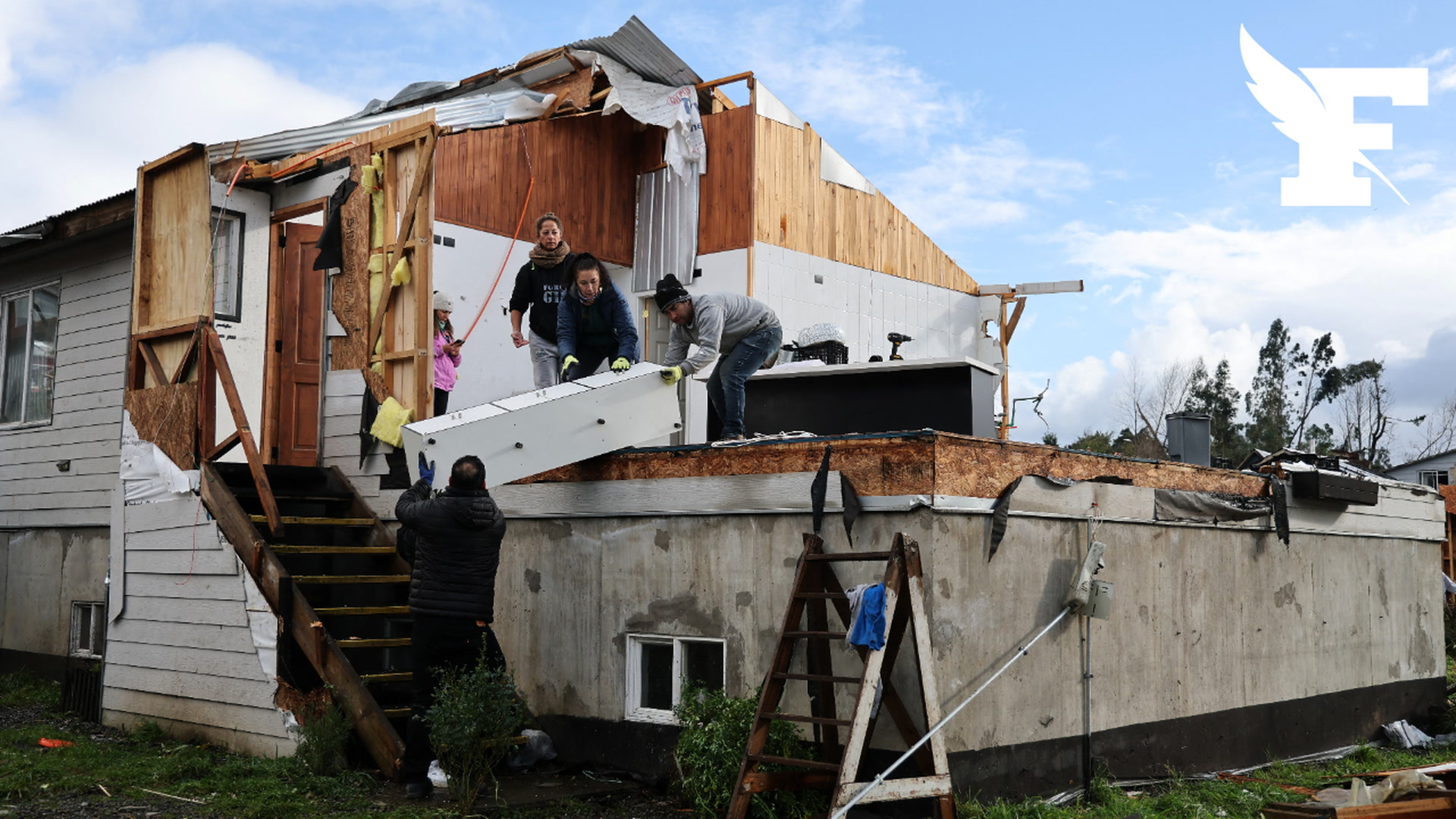 Toitures arrachées, arbres déracinés... Les images impressionnantes des dégâts causés par une tornade au Chili