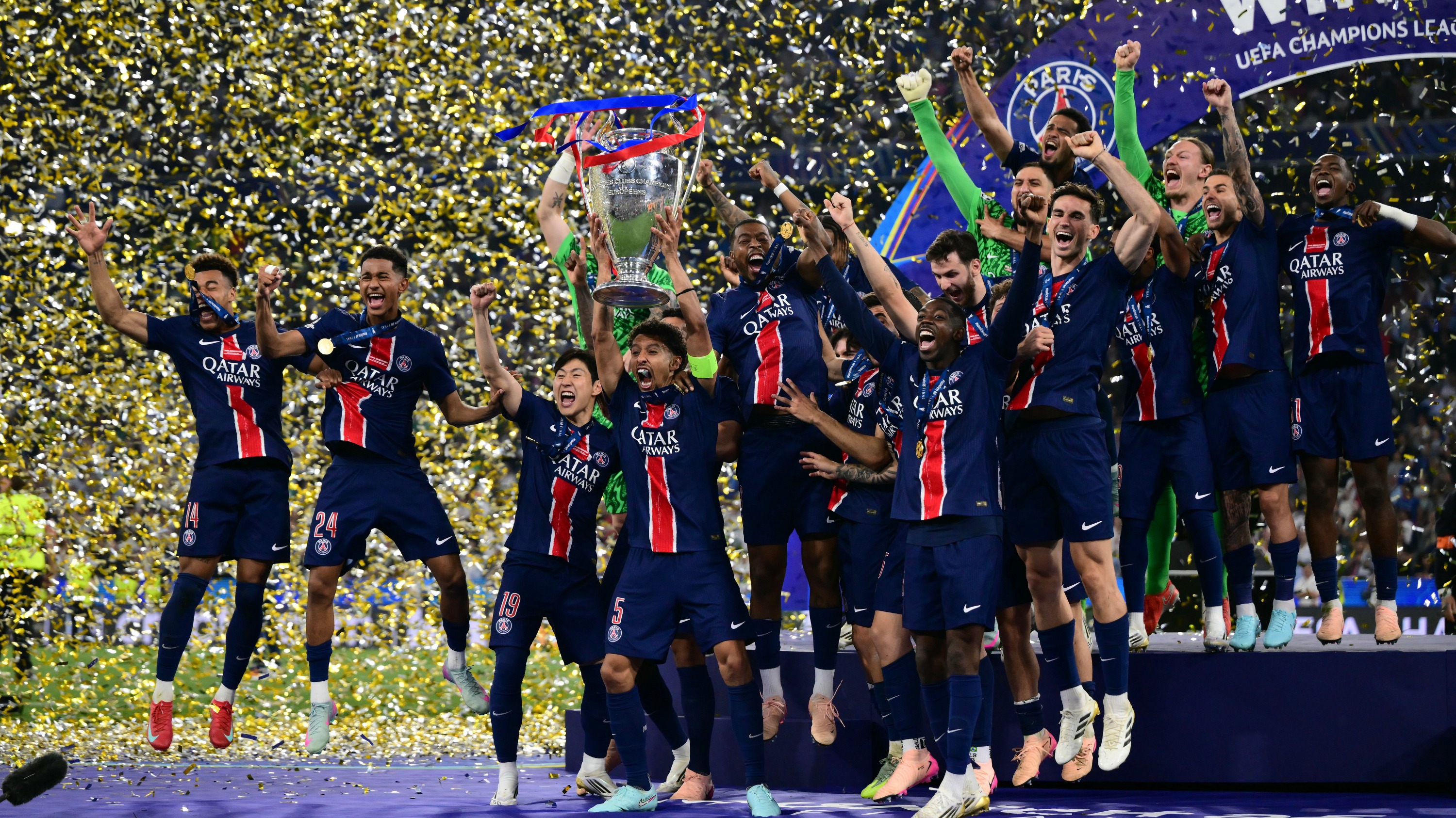 Ligue des champions : en vidéo, l’explosion de joie des Parisiens qui soulèvent la coupe pour la première fois