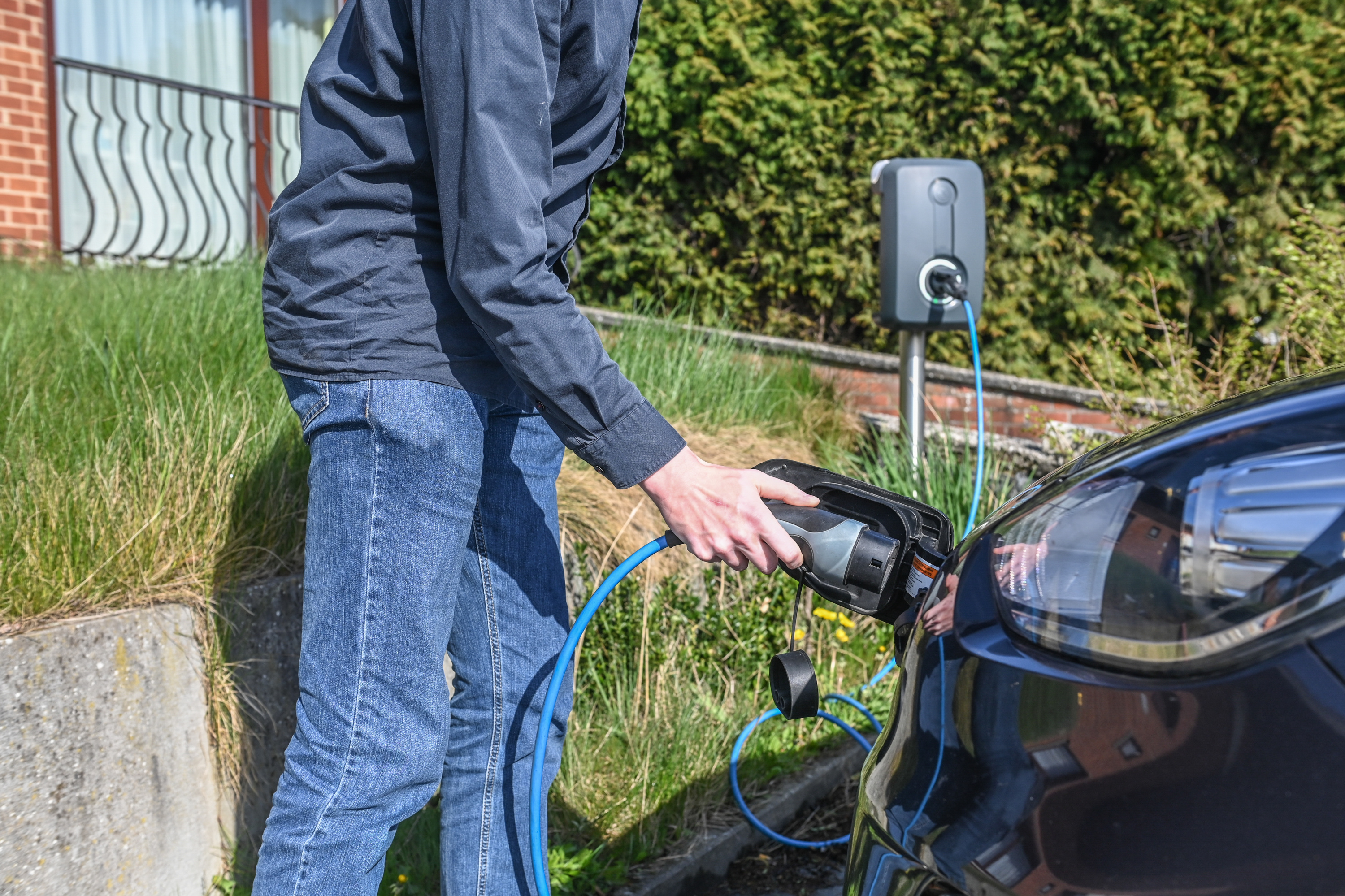 Une majorité de Français ne souhaite pas acheter de voiture électrique, même au prix d’une thermique