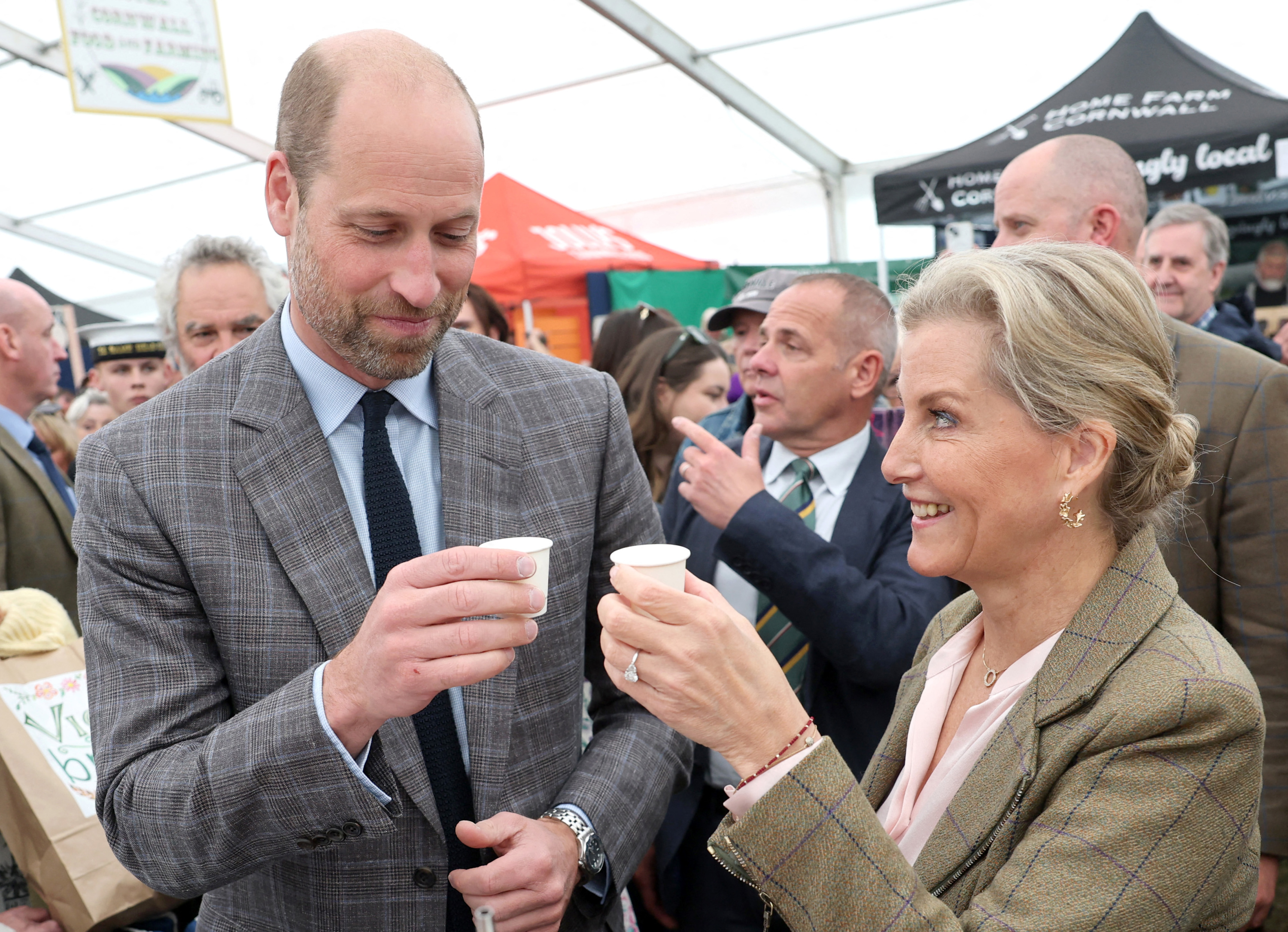 Le prince William en visite avec sa tante Sophie : entre rires et shots de gin, le duo plus complice que jamais !