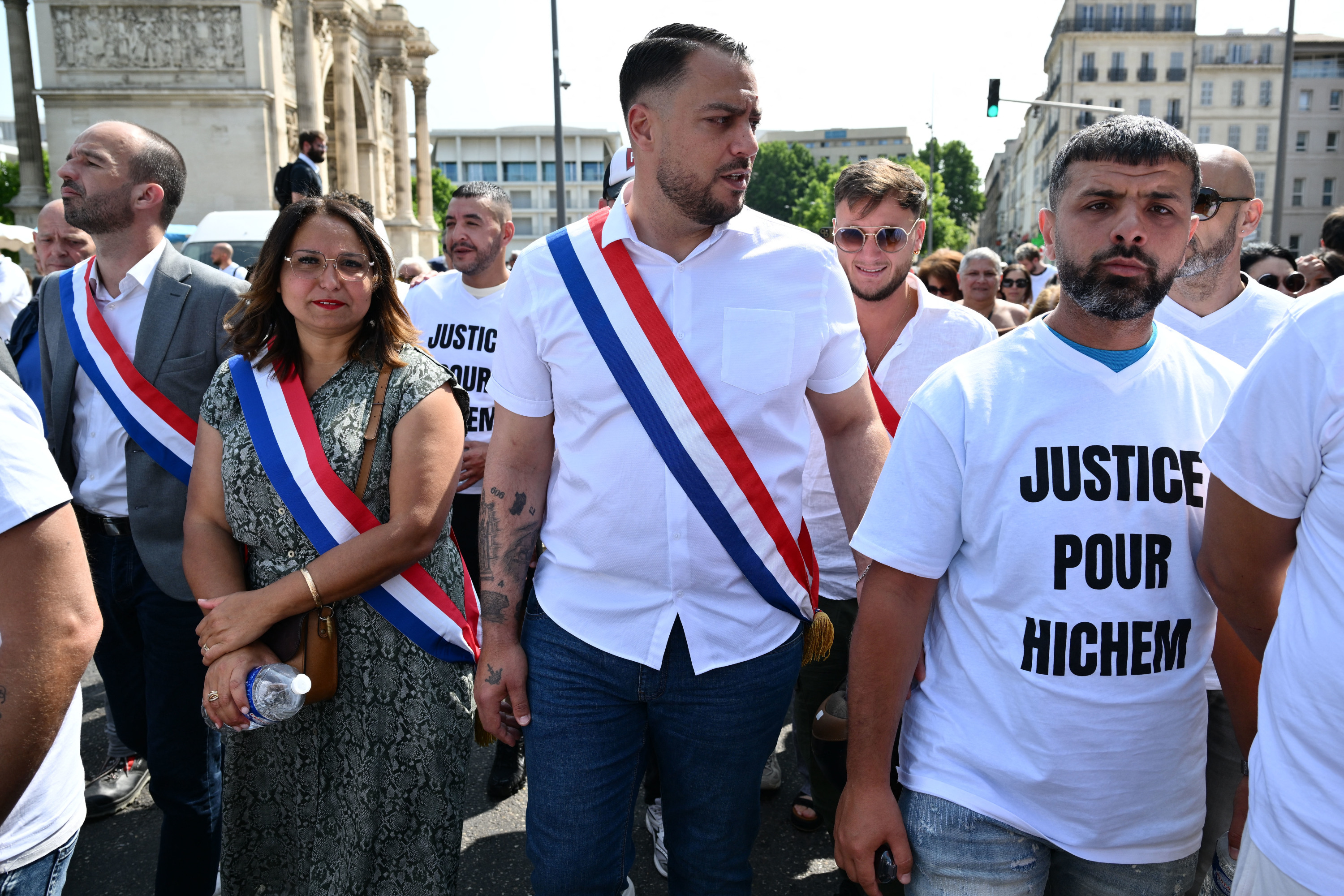 Meurtre d’Hichem Miraoui : chahuté à la marche blanche, Sébastien Delogu contraint de retirer son écharpe tricolore
