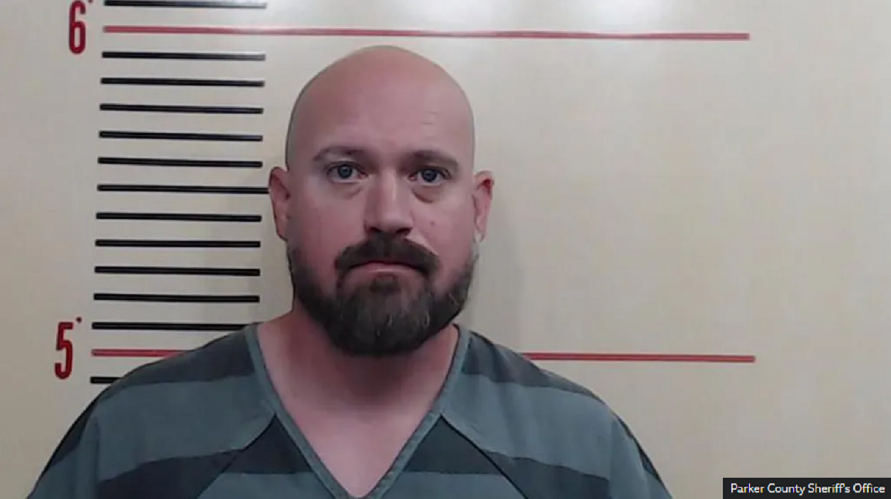 Texas : un homme poursuivi pour meurtre, accusé par son ex-petite amie de l’avoir fait avorter à son insu