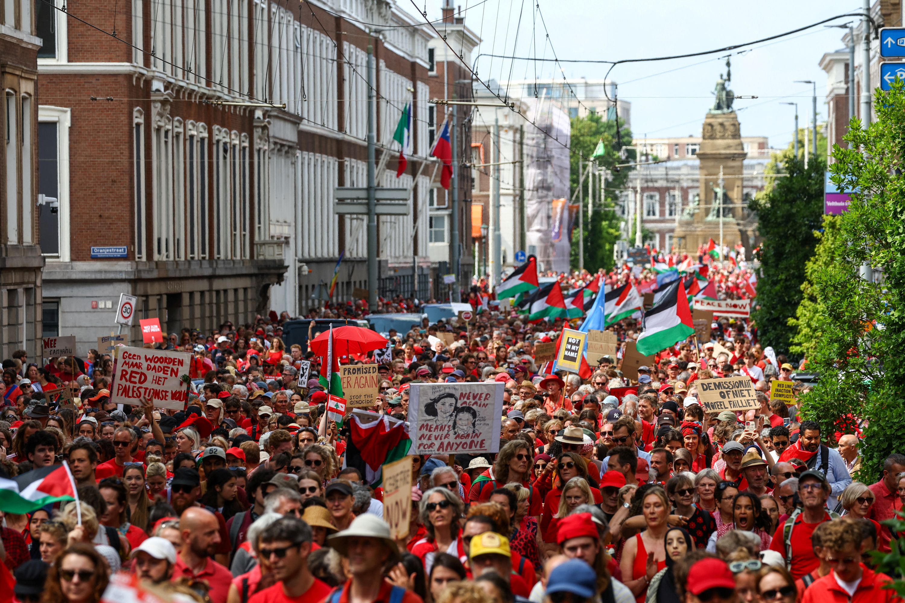 Des dizaines de milliers de manifestants dénoncent un génocide à Gaza en défilant à La Haye et Bruxelles