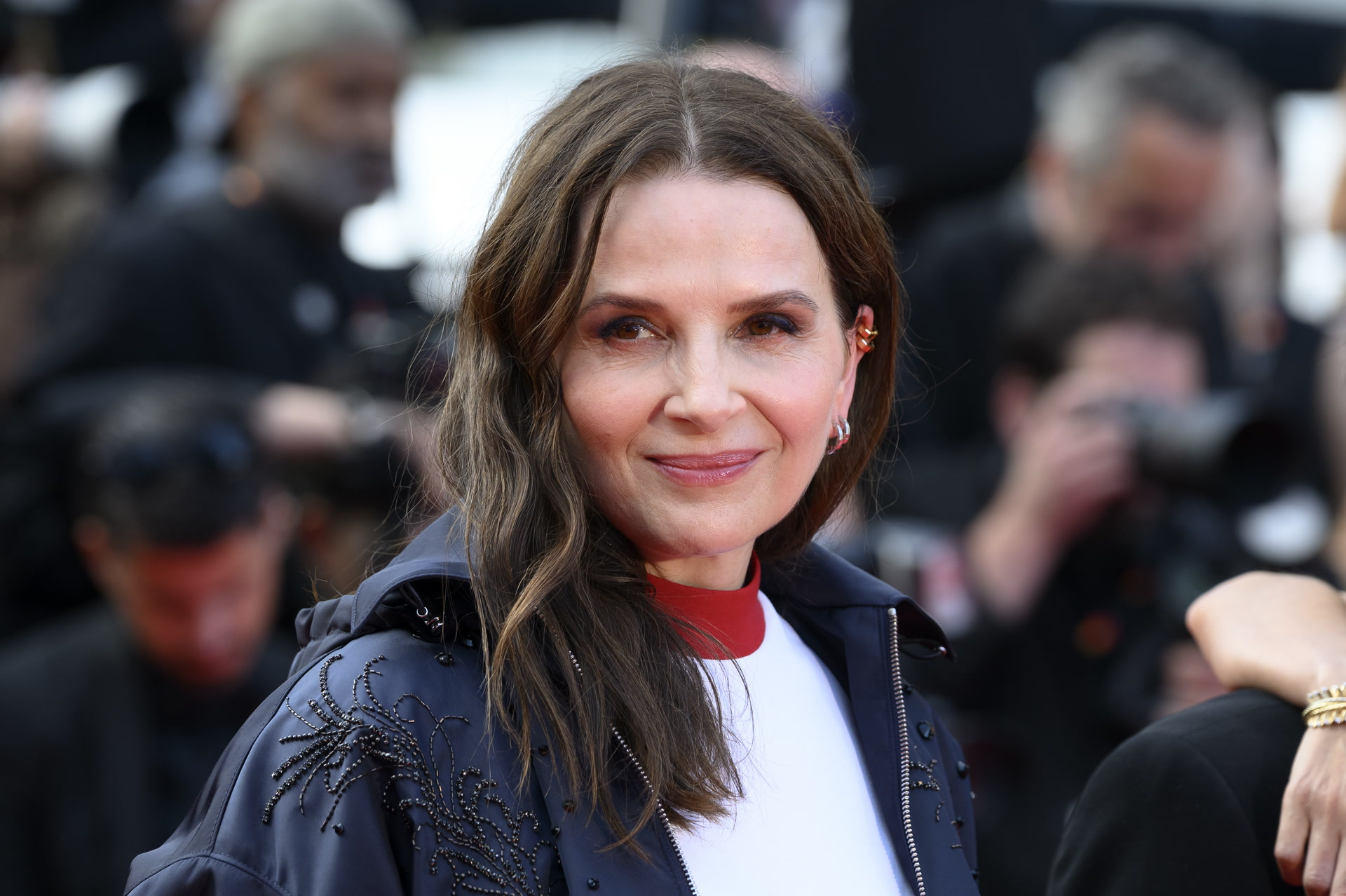 Je vais souvent le voir jouer à Londres : Juliette Binoche se confie sur son amitié insoupçonnée avec Ralph Fiennes depuis Le Patient Anglais