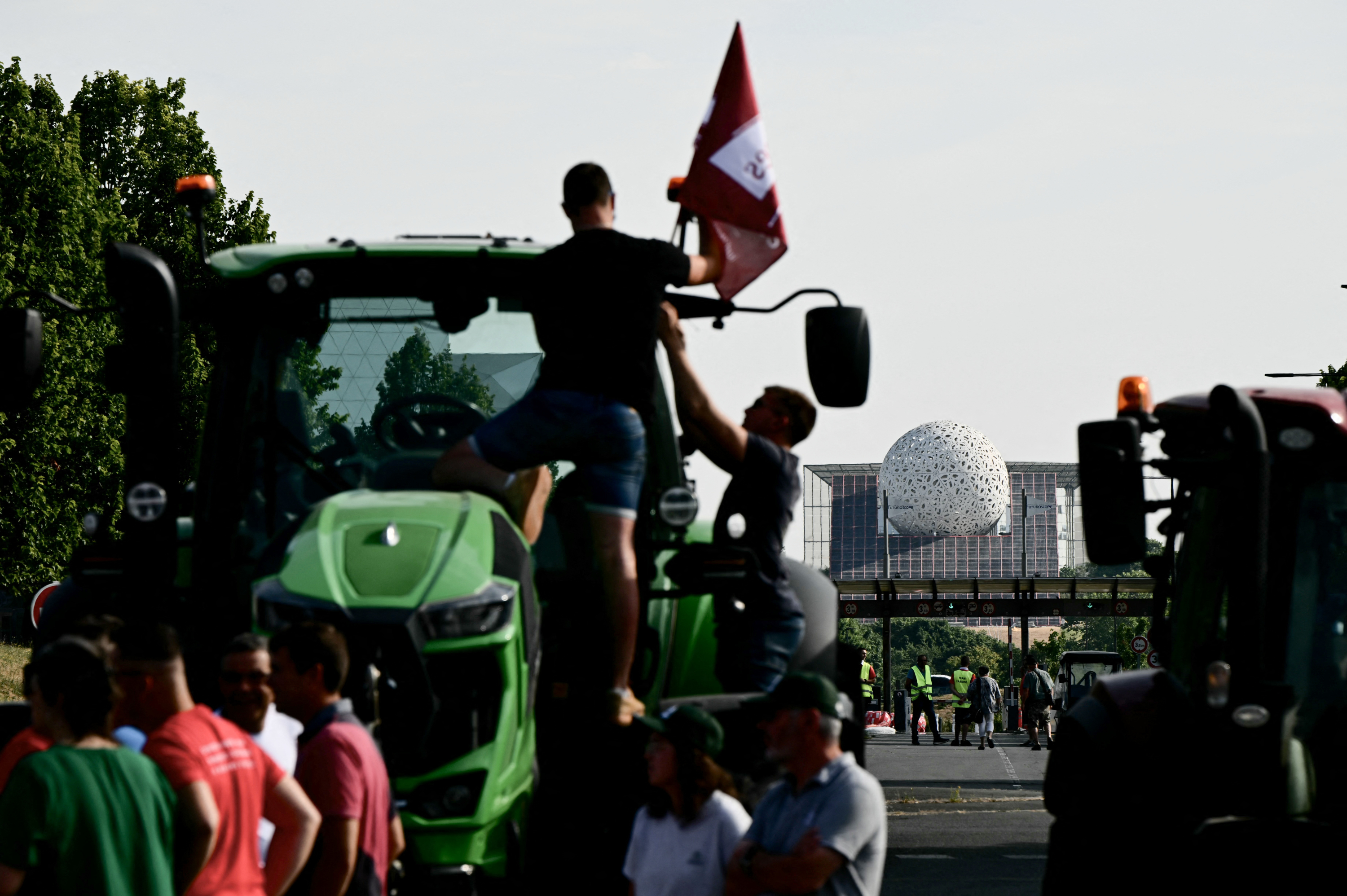 Futuroscope : les agriculteurs bloquent l’accès au parc pour défendre l’irrigation agricole