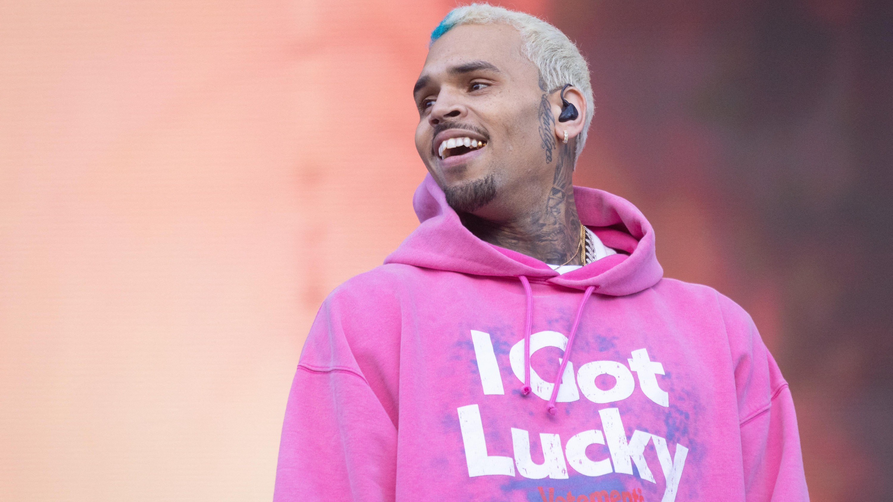 Accusé de coups et blessures, Chris Brown comparaît devant la justice avant un concert