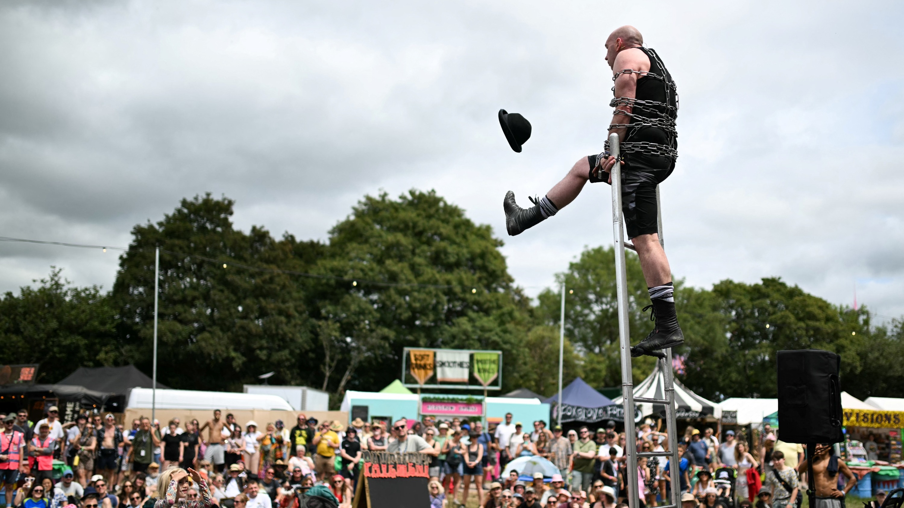 Le festival de Glastonbury s’ouvre sur fond de polémique avec la présence du groupe Kneecap