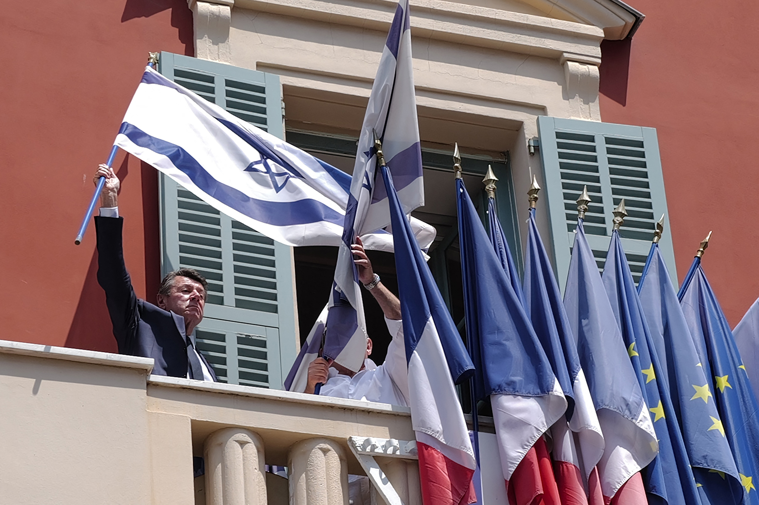 Nice : après une décision de justice, Christian Estrosi retire finalement les drapeaux israéliens de la mairie