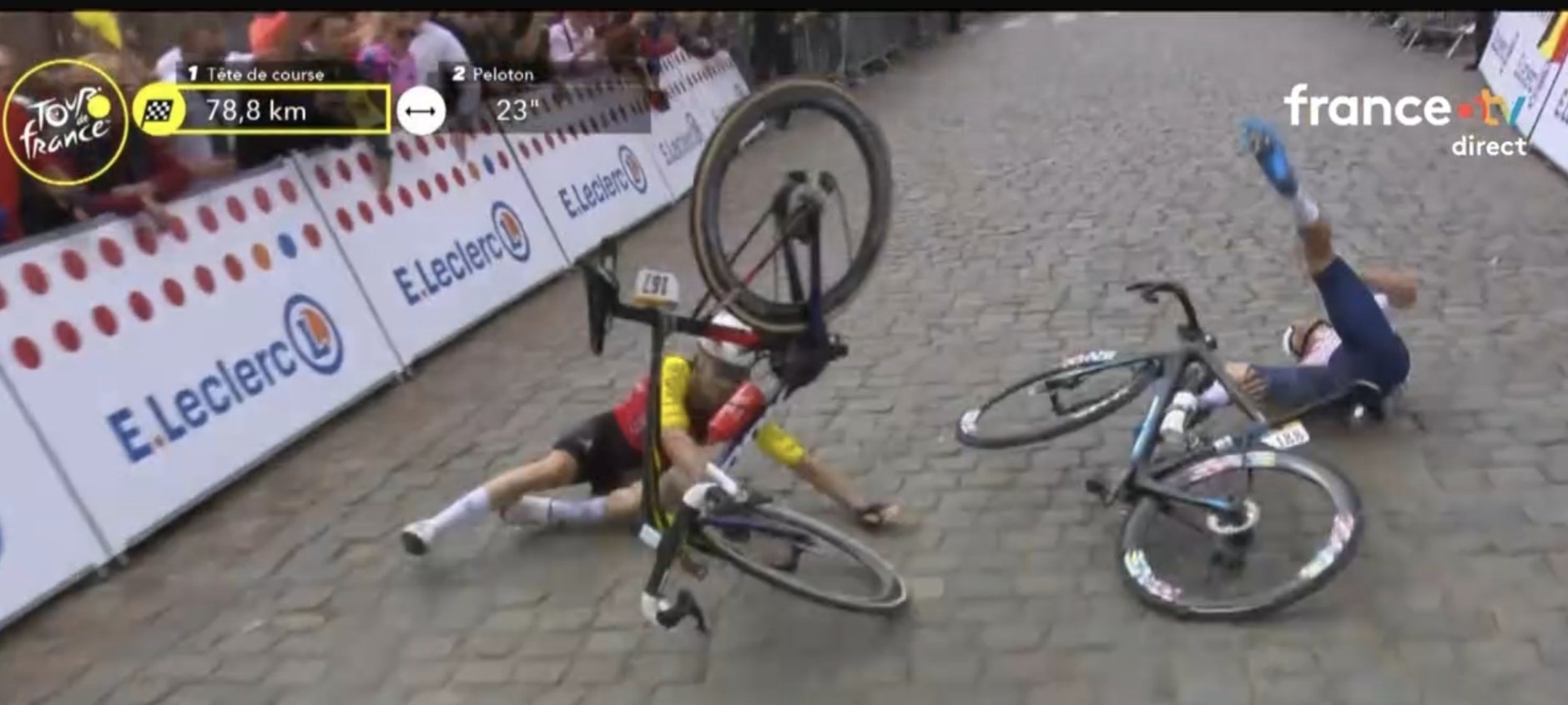 Tour de France : en vidéo, la terrible chute entre deux coureurs français en plein sprint sur les pavés