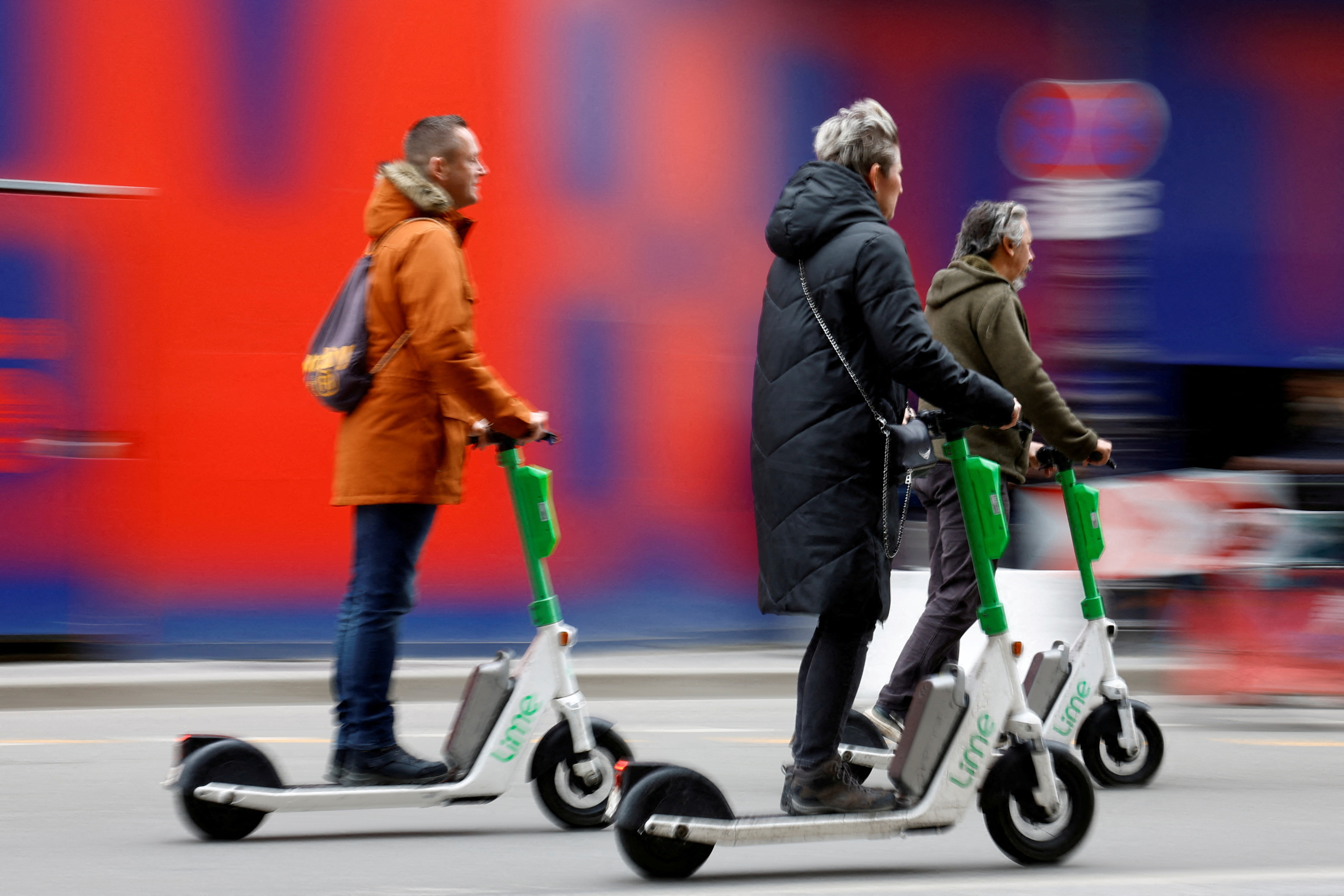 Allemagne : des frères jumeaux de 23 ans circulant à trottinette meurent percutés par une voiture