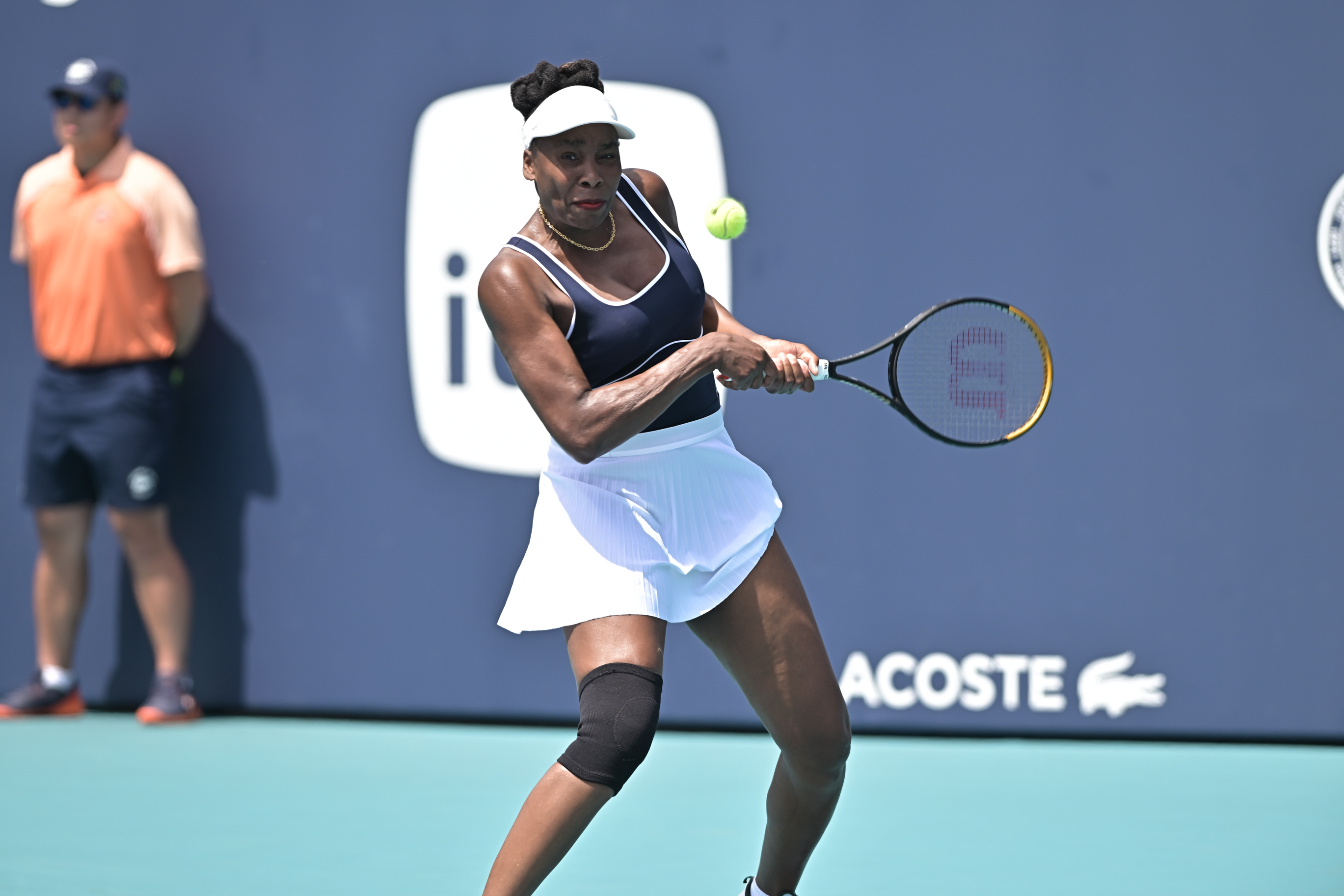 Pornografik er-xotin fohishani taklif qildi.