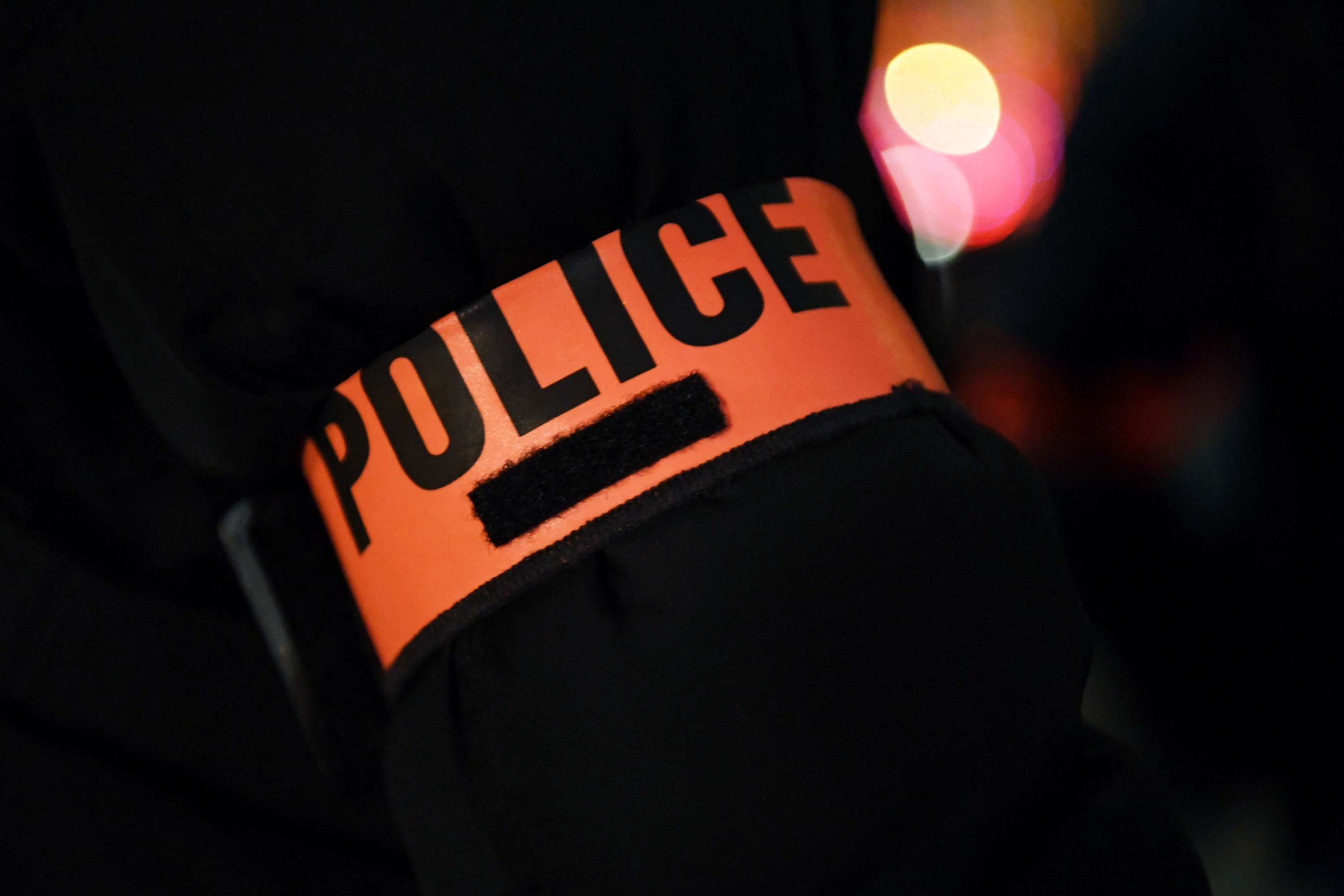 Mantes-la-Jolie : des policiers attaqués par une quarantaine d’individus après un vol de moto