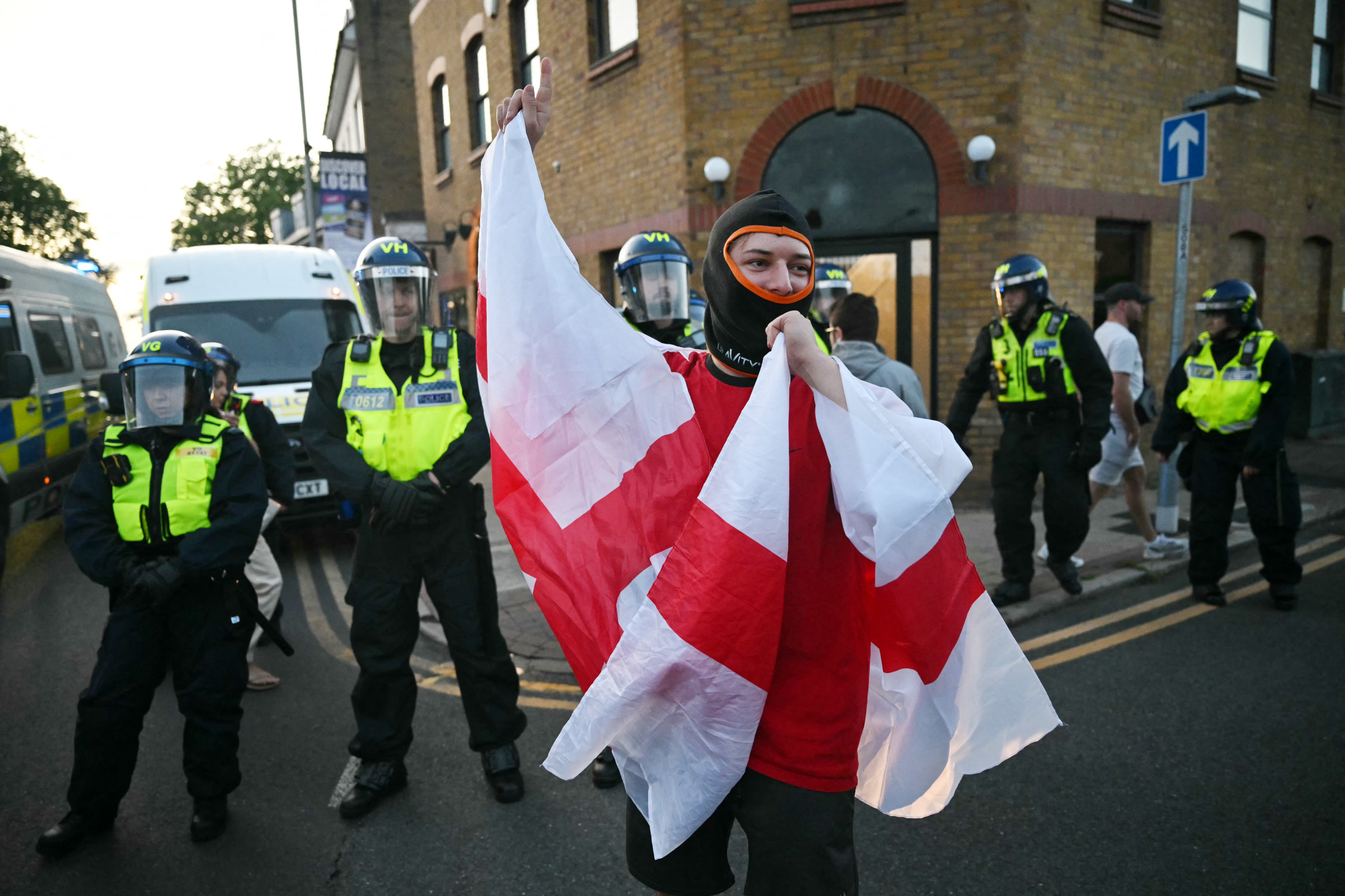 «Renvoyez-les chez eux» : tensions en Angleterre lors d’un rassemblement devant un hôtel hébergeant des demandeurs d'asile