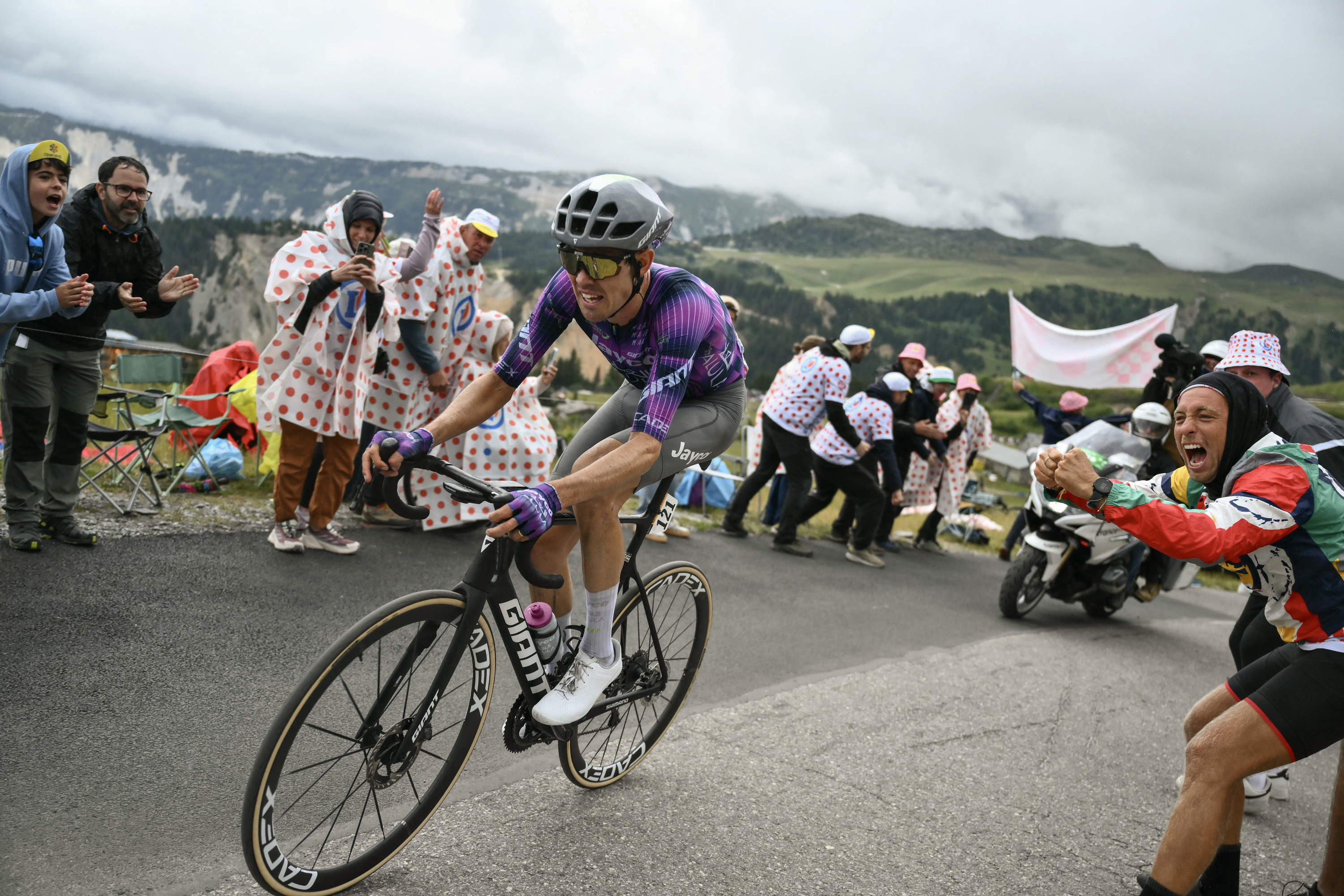 Tour de France : O’Connor triomphe au sommet du col de la Loze, Pogacar distance (encore) Vingegaard