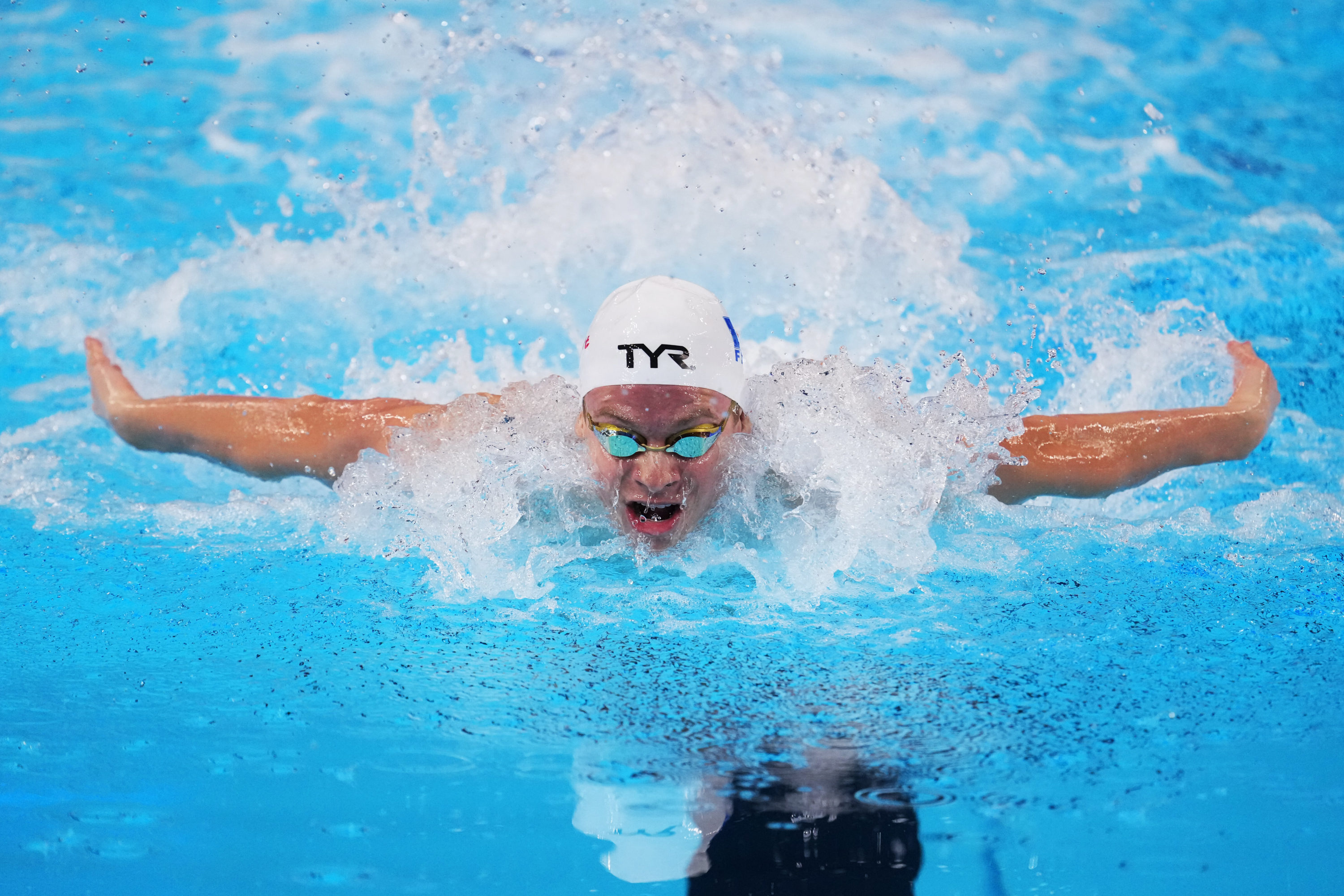 Mondiaux de natation : en vidéo, la démonstration XXL de Léon Marchand avec le record du monde du 200 m 4 nages