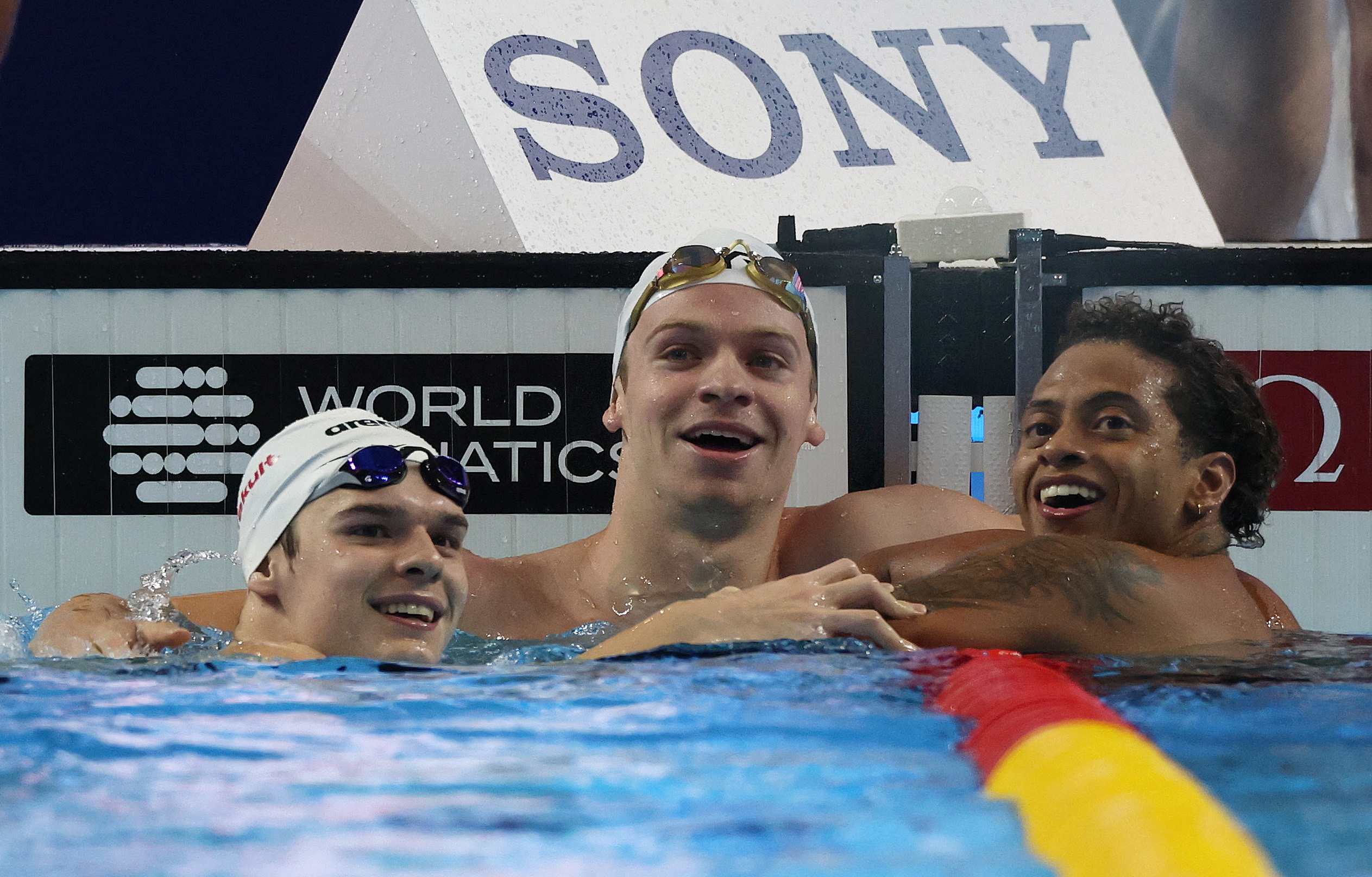 Mondiaux de natation : intraitable, Léon Marchand s’offre sa première médaille d’or à Singapour