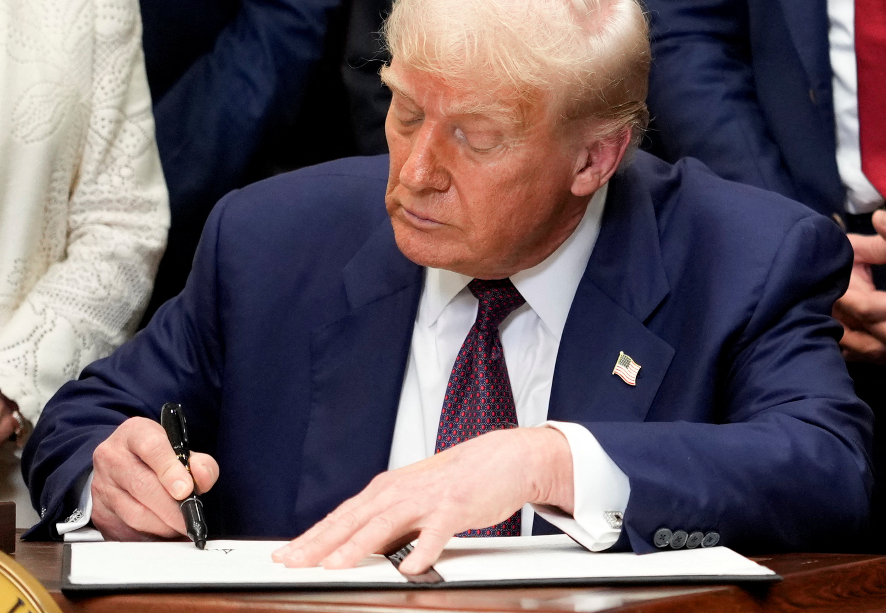 Droits de douane : Donald Trump a signé le décret augmentant les taxes pour des dizaines de pays, l’application reportée au 7 août
