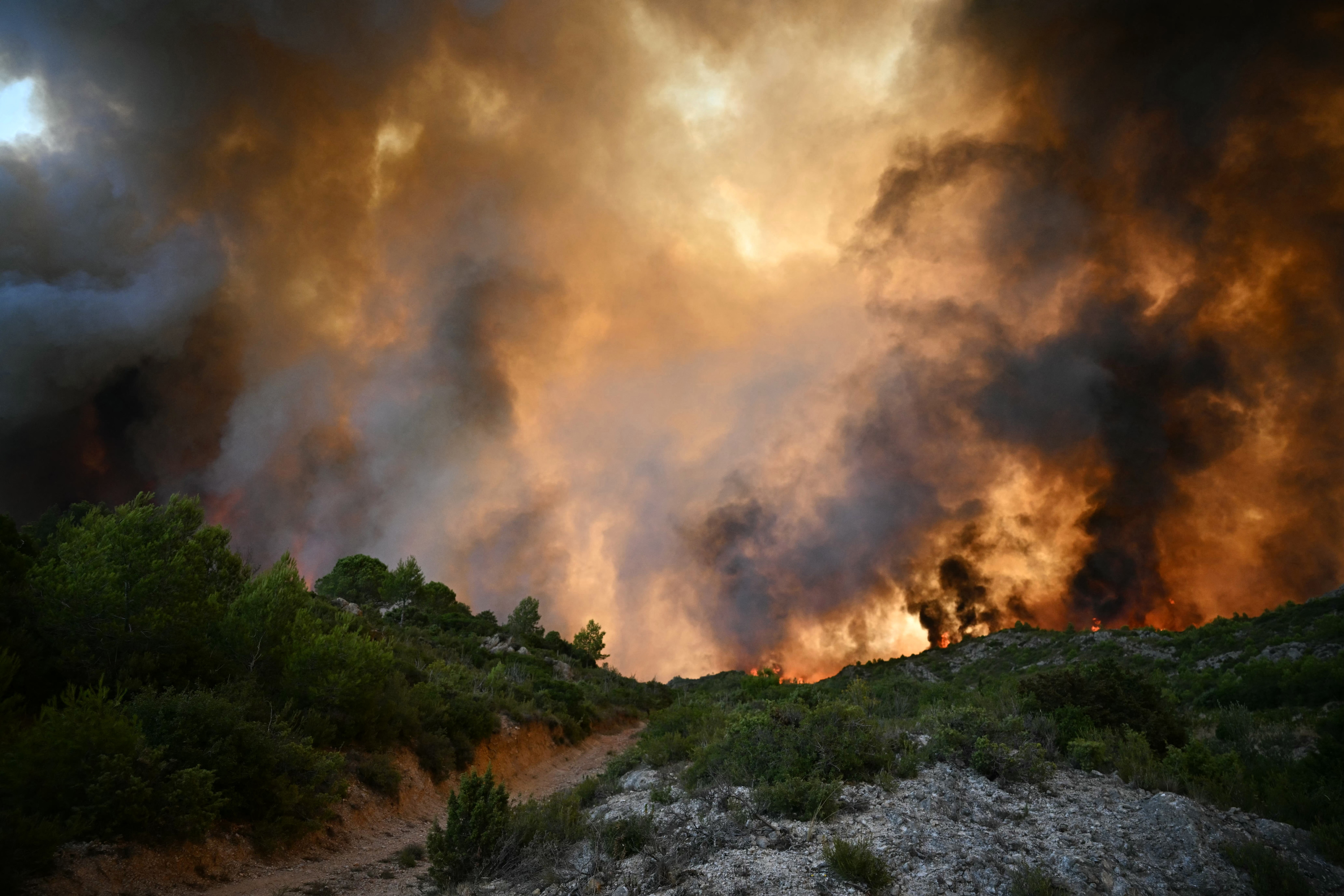 Incendie dans l’Aude : les images terrifiantes du gigantesque feu dans le massif des Corbières