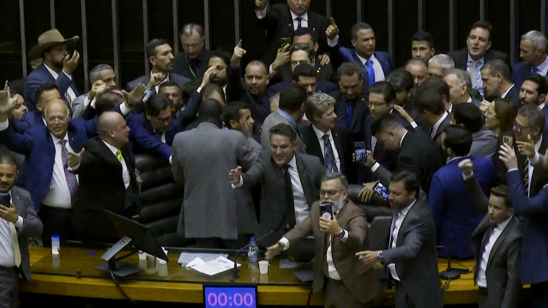 Au Brésil, des députés tentent de bloquer la session du Congrès en réaction à l’assignation à résidence de Bolsonaro