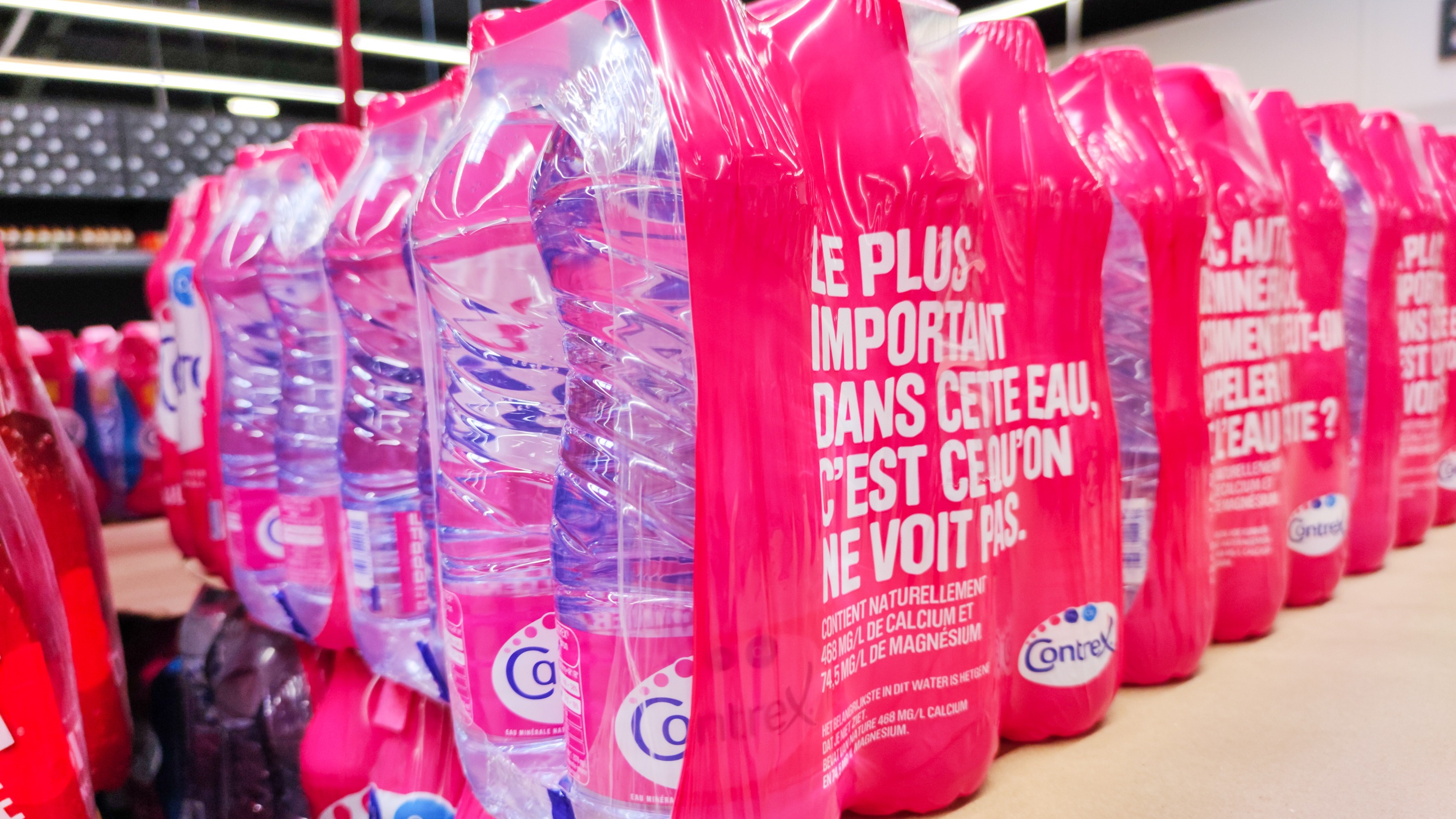 Des taux «incommensurables» de microplastiques contaminent les eaux Contrex et Hépar
