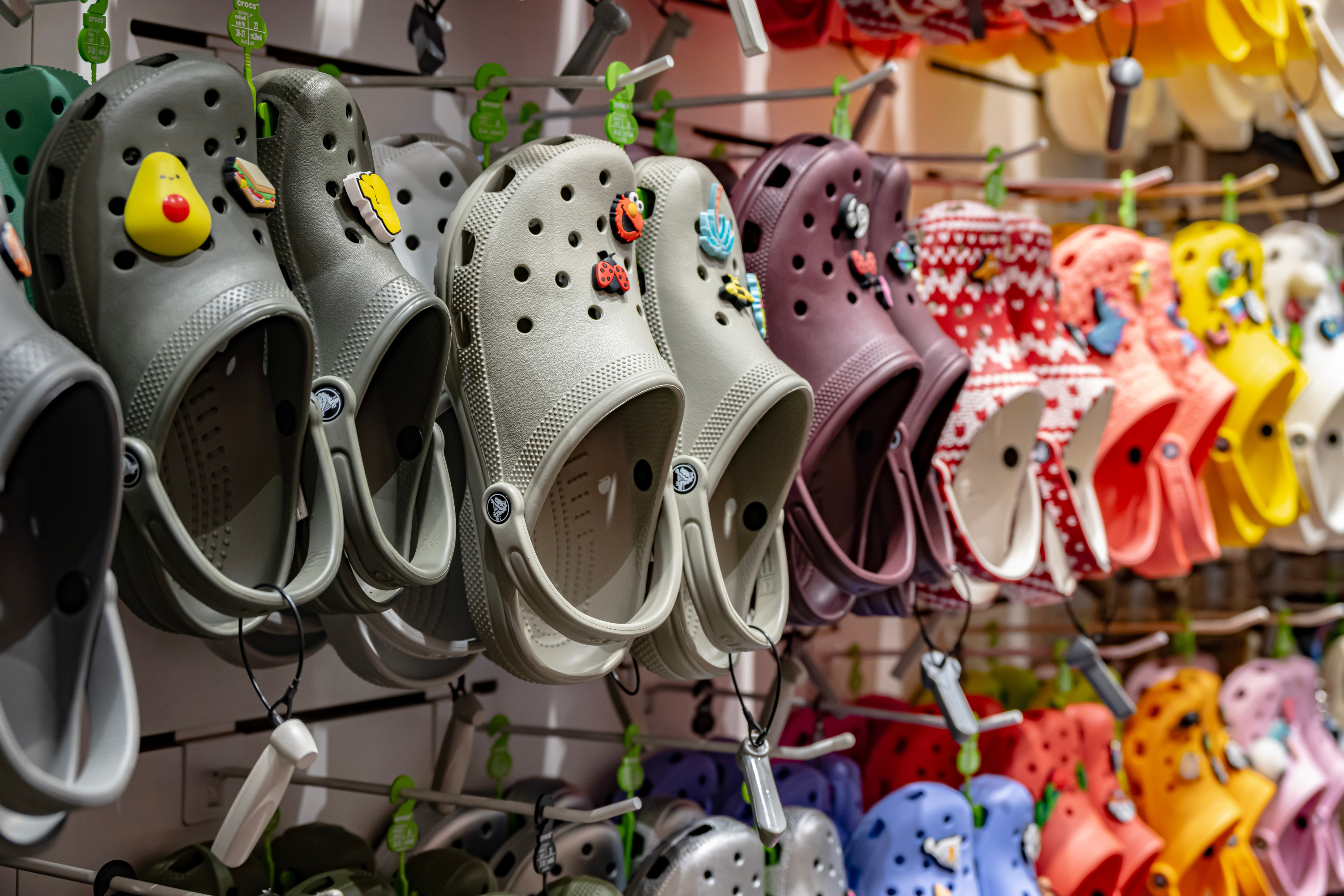Droits de douane, «tendance athlétique»... Les ventes de Crocs chutent aux États-Unis
