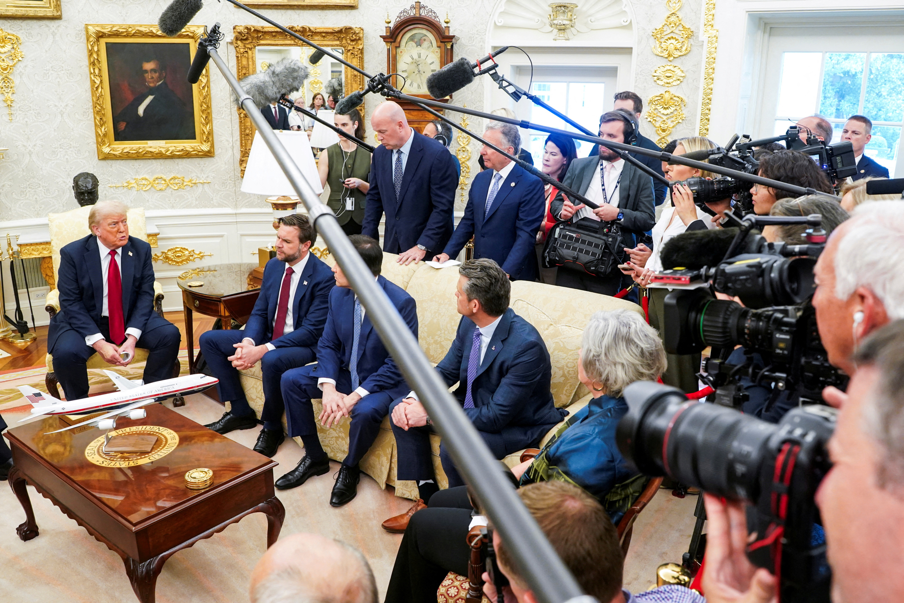 États-Unis : à la Maison Blanche, Donald Trump relègue les portraits d’Obama et des Bush dans l’escalier