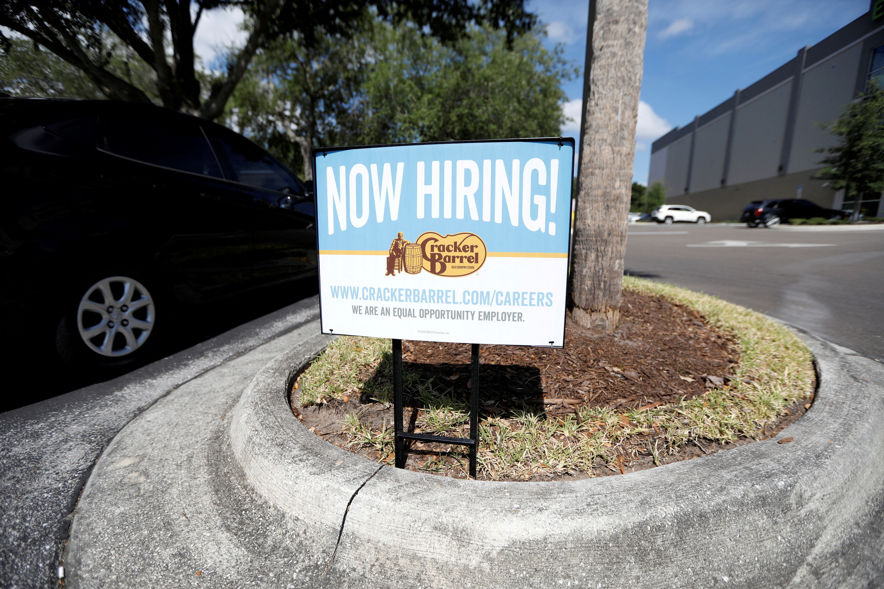 «Woke», «stérile», «sans âme» : aux États-Unis, psychodrame autour du nouveau logo de la chaîne Cracker Barrel