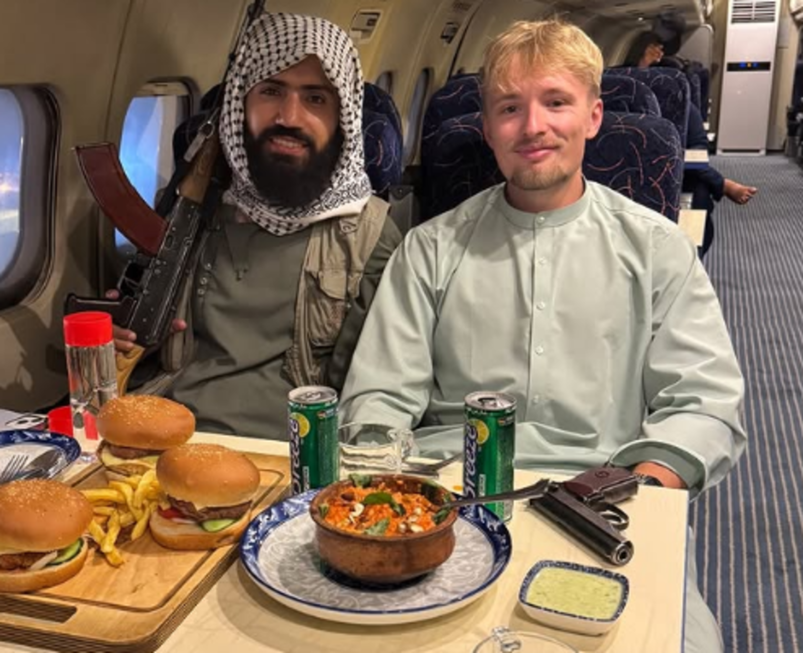 «Ici c’est full auto, Ben Laden» : accueilli chez les talibans en Afghanistan, l’influenceur français Tibi Jones crée la polémique