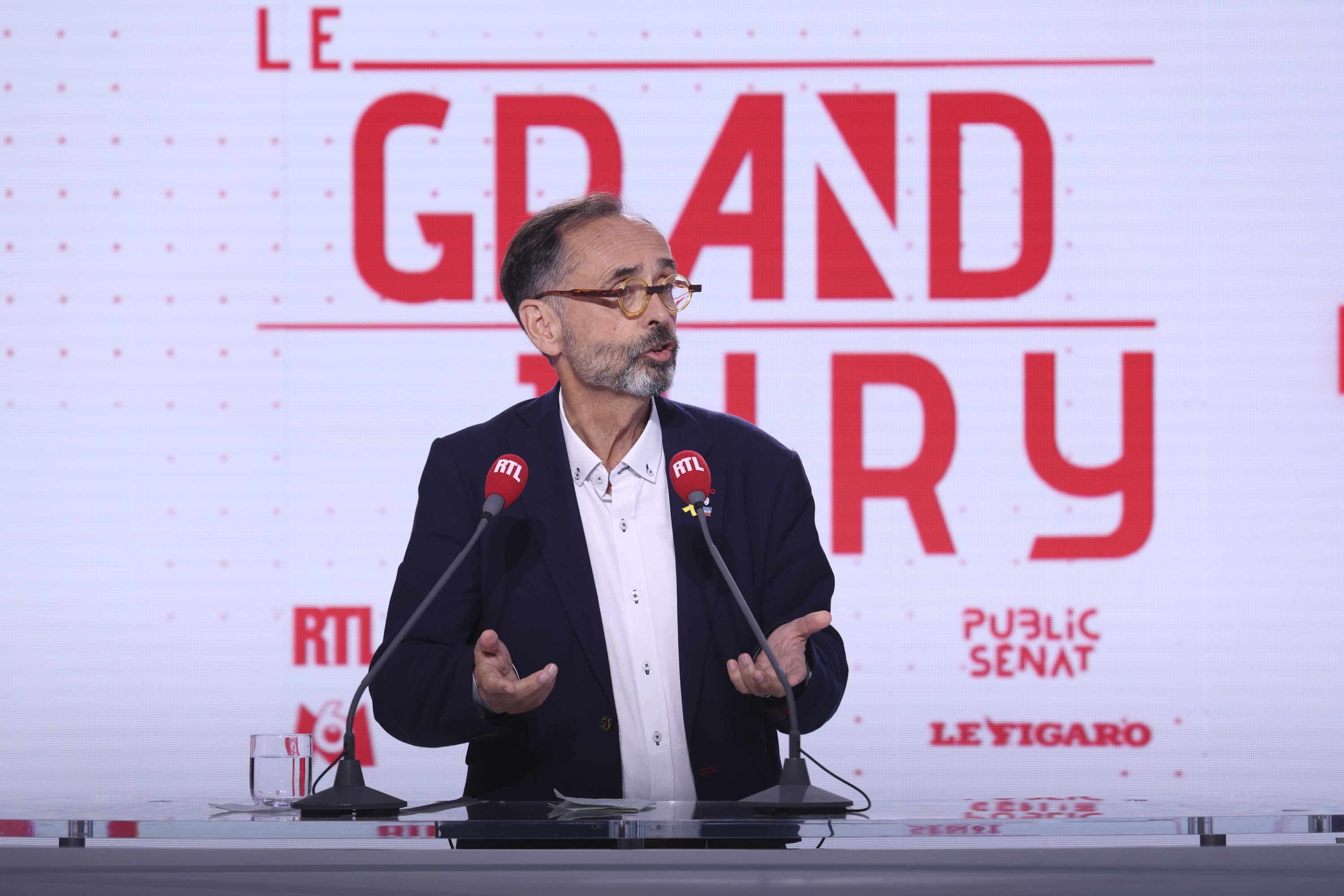 «Impossible de faire autrement» : Robert Ménard souhaite une démission d’Emmanuel Macron pour sortir de la crise politique