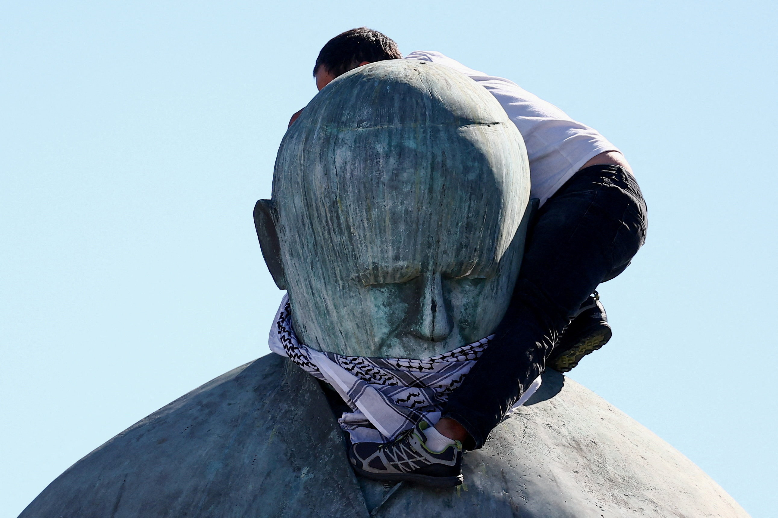 «Fasciste» : La Statue De Jean-Paul Ii Vandalisée En Marge D’une Manifestation Pro-Gaza