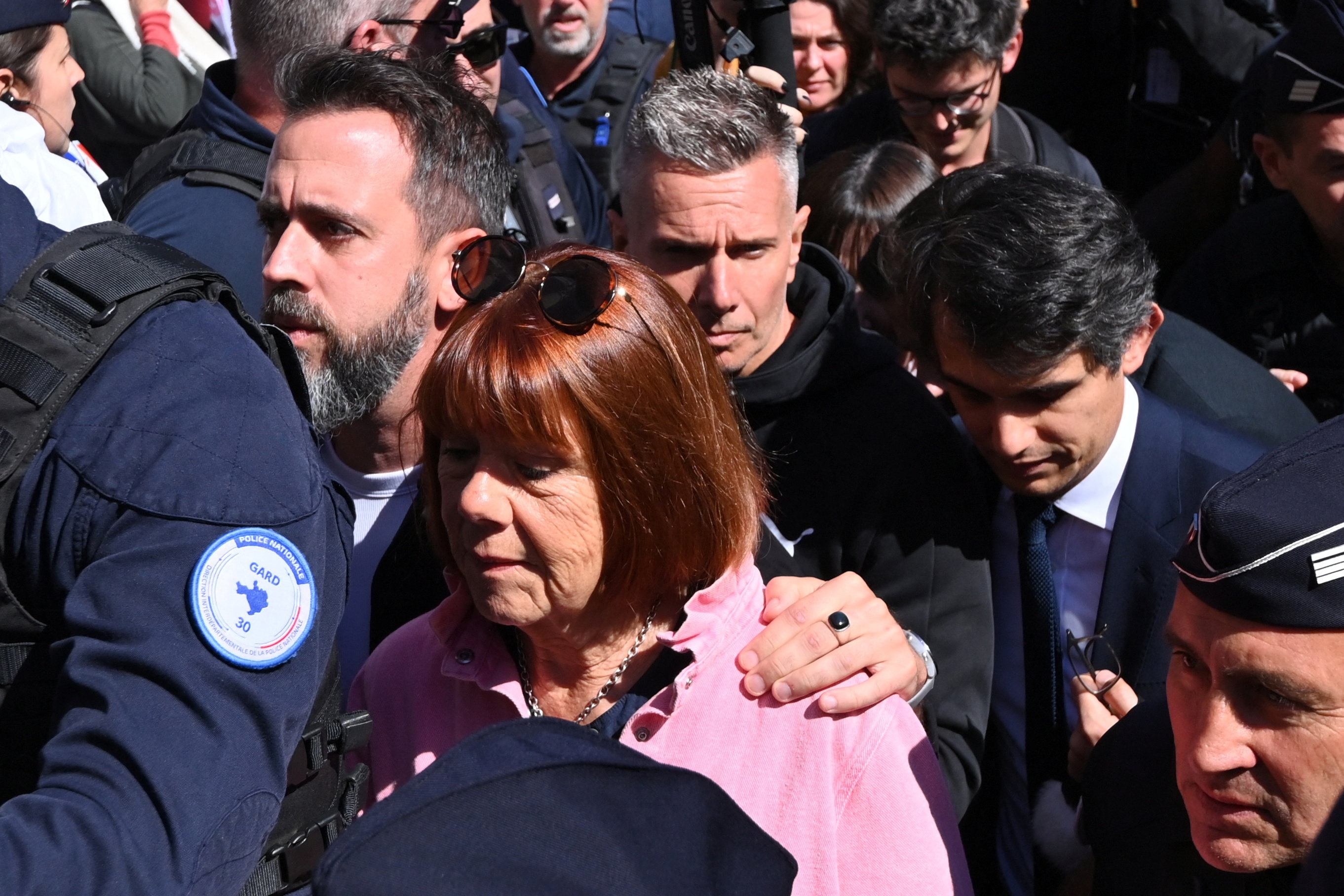 Procès Des Viols De Mazan : Les Images De L’arrivée De Gisèle Pelicot Sous Les Applaudissements Au Palais De Justice De Nîmes