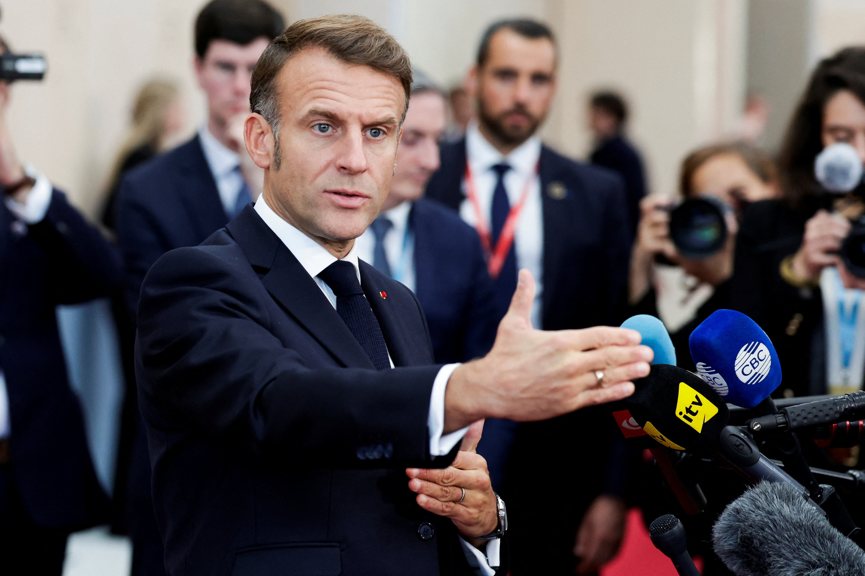How would an early presidential election unfold if Emmanuel Macron resigns?