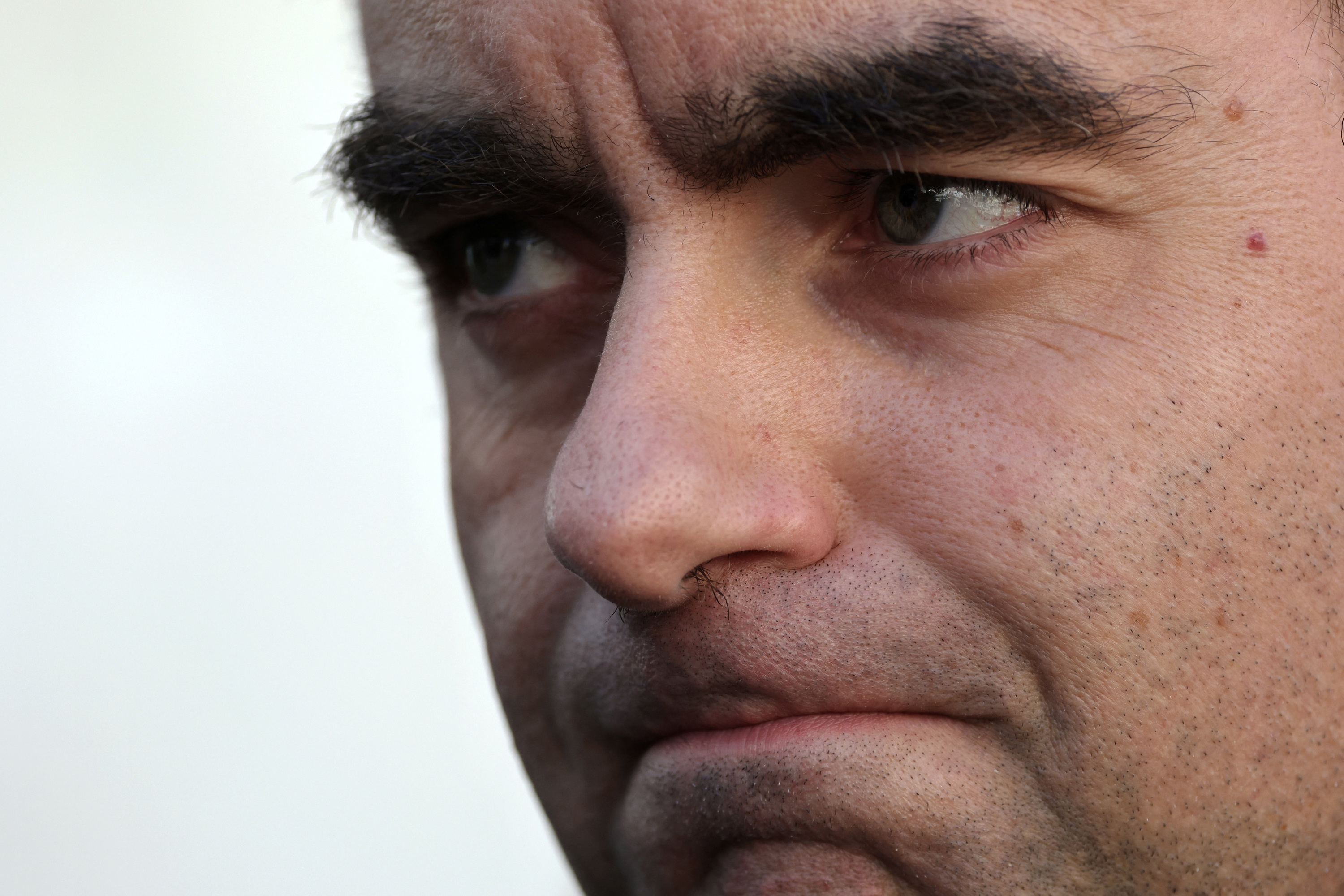 Crisi politica in Francia: Sébastien Lecornu guadagna popolarità mentre altri esponenti politici perdono consensi